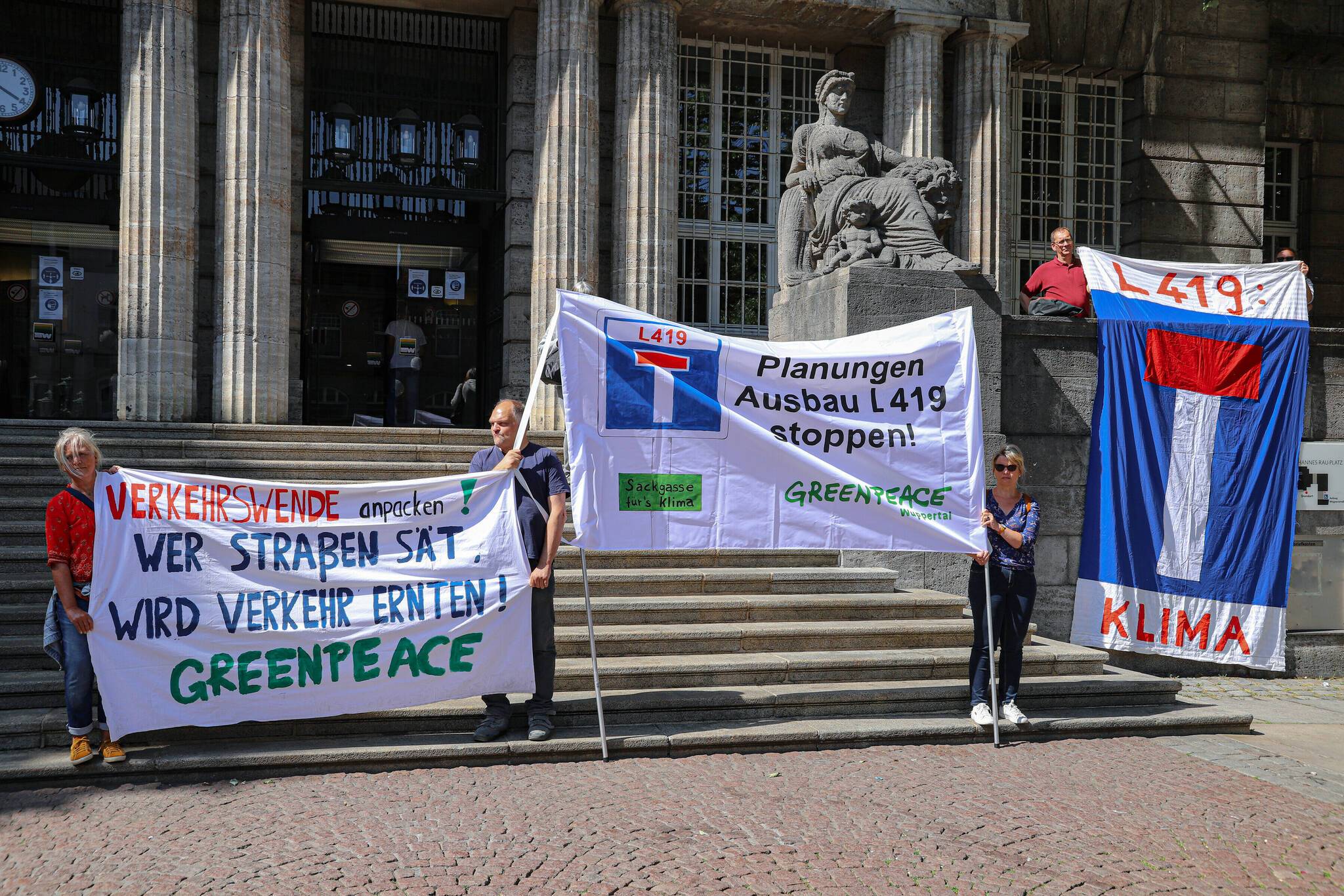 Bereits während der Sitzung des Verkehrsausschusses demonstrierten die Gegnerinnen und Gegner des L419-Ausbaus.
