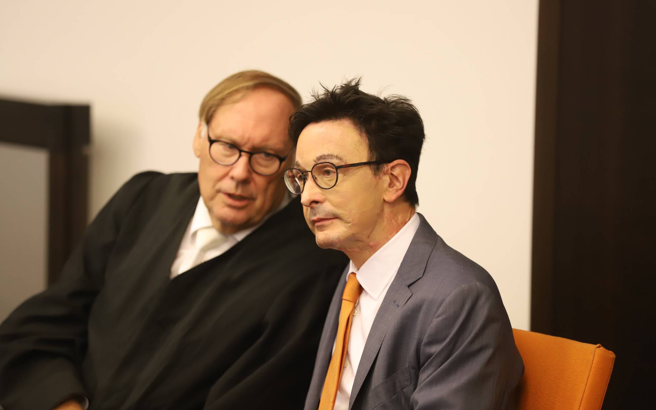  Der ehemalige Innogy-Manager Bernhard Günther im August 2022 mit seinem Anwalt vor dem Wuppertaler Landgericht. 