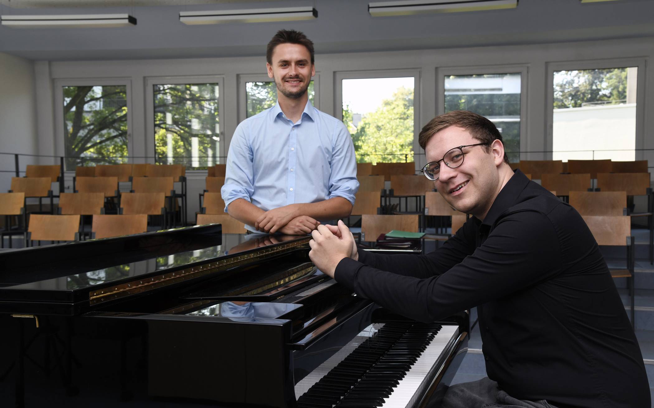  Tilman Klett (stehend) mit Lukas Baumann, dem musikalischen Leiter der Kurrende. 