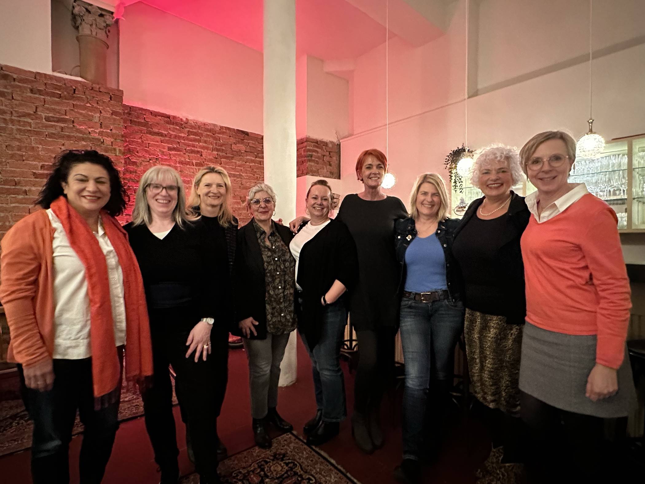 Der Vorstand (von li.): Patricia Schuler-Hoffmann, Bettina Gallagher, Adriana Clemens, Suna Lenz, Eveline Prange, Uta Golz, Ina Kiesewetter, Bettina Schmidt und Stefani Strobel.