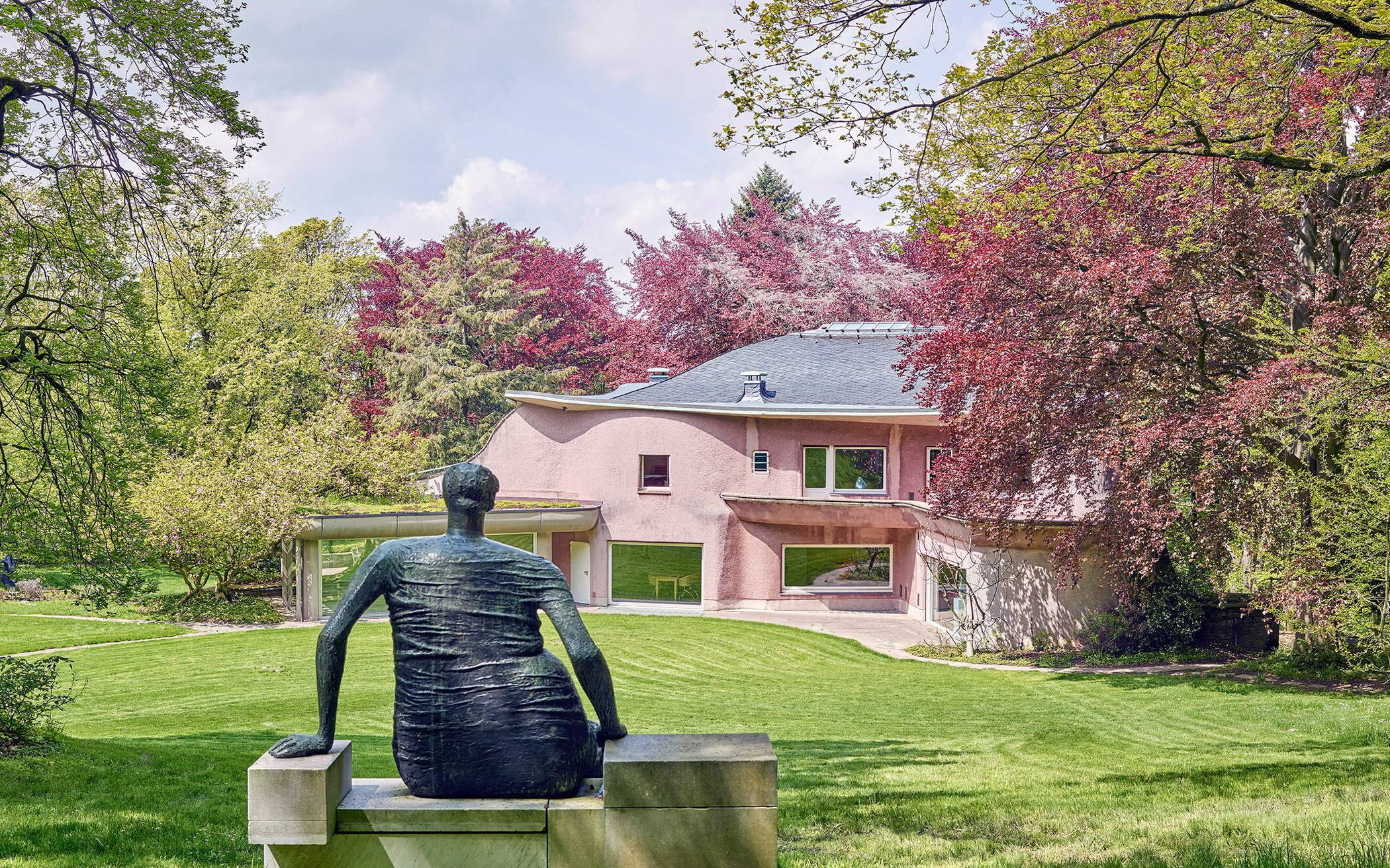  Die Villa Waldfrieden, im Vordergrund Henry Moores „Sitzende“. 
