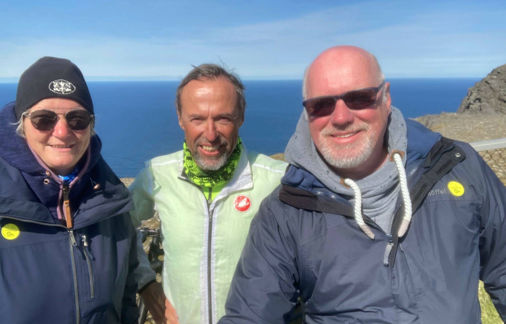 So trifft man sich – am Nordkap: Unser Bild zeigt Martina Horn, Joachim Kühr (Mitte) und Peter Horn.