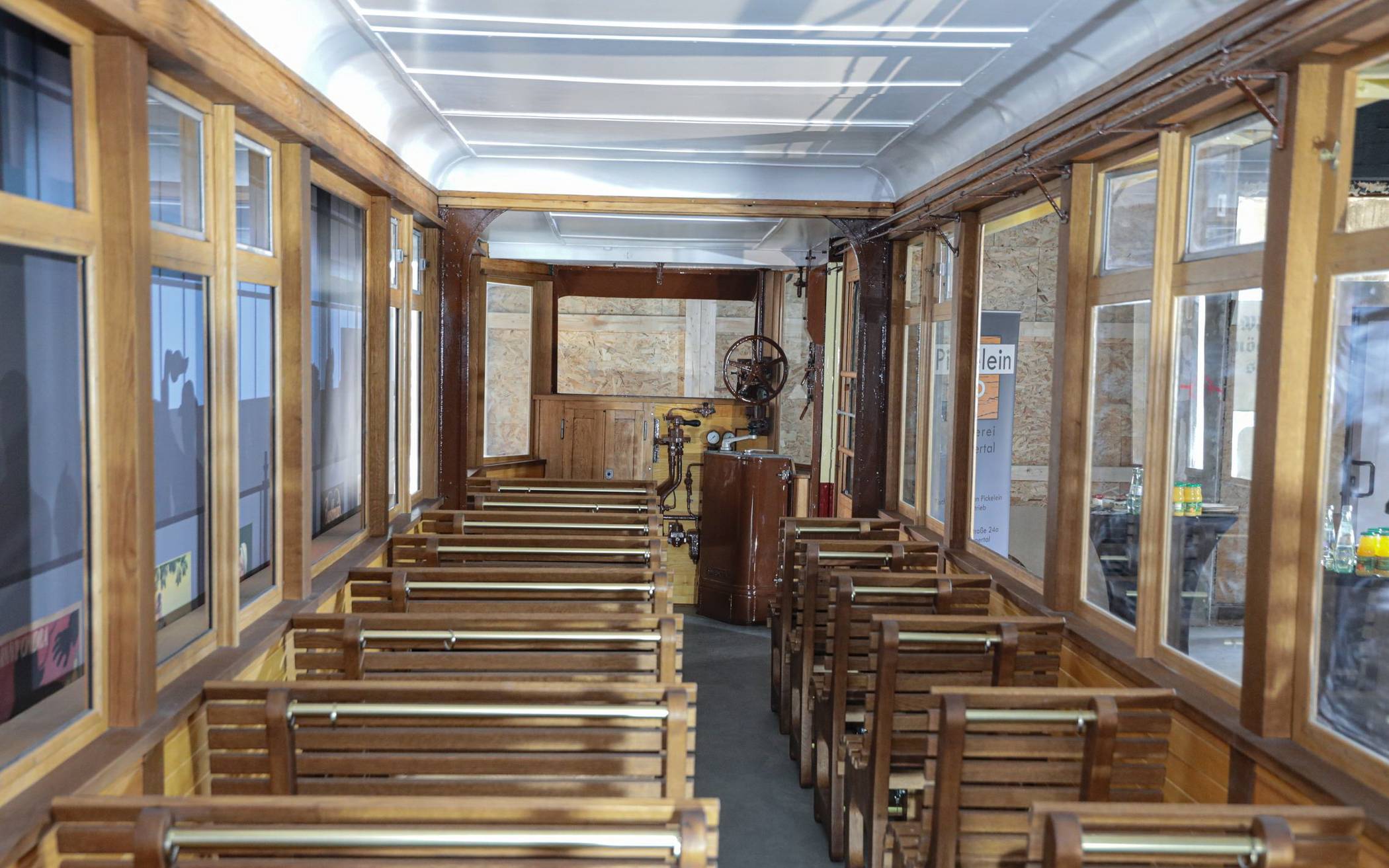  Eichensitzbänke und Technik wie „seinerzeit zur Kaiserzeit“: Das Innere des Schwebodrom-Kaiserwagens ist bereits fertig. 