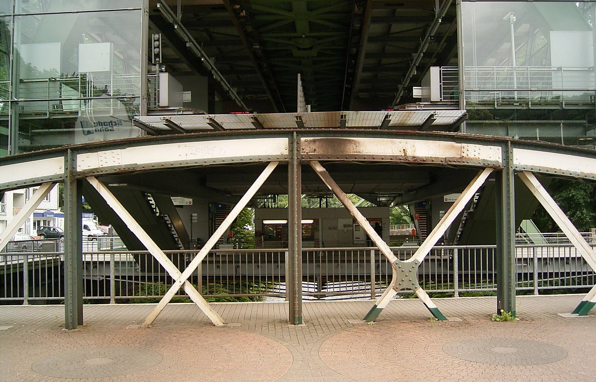  Die Zoobrücke neben der Schwebebahn-Haltestelle ist gesperrt (Archivbild). 