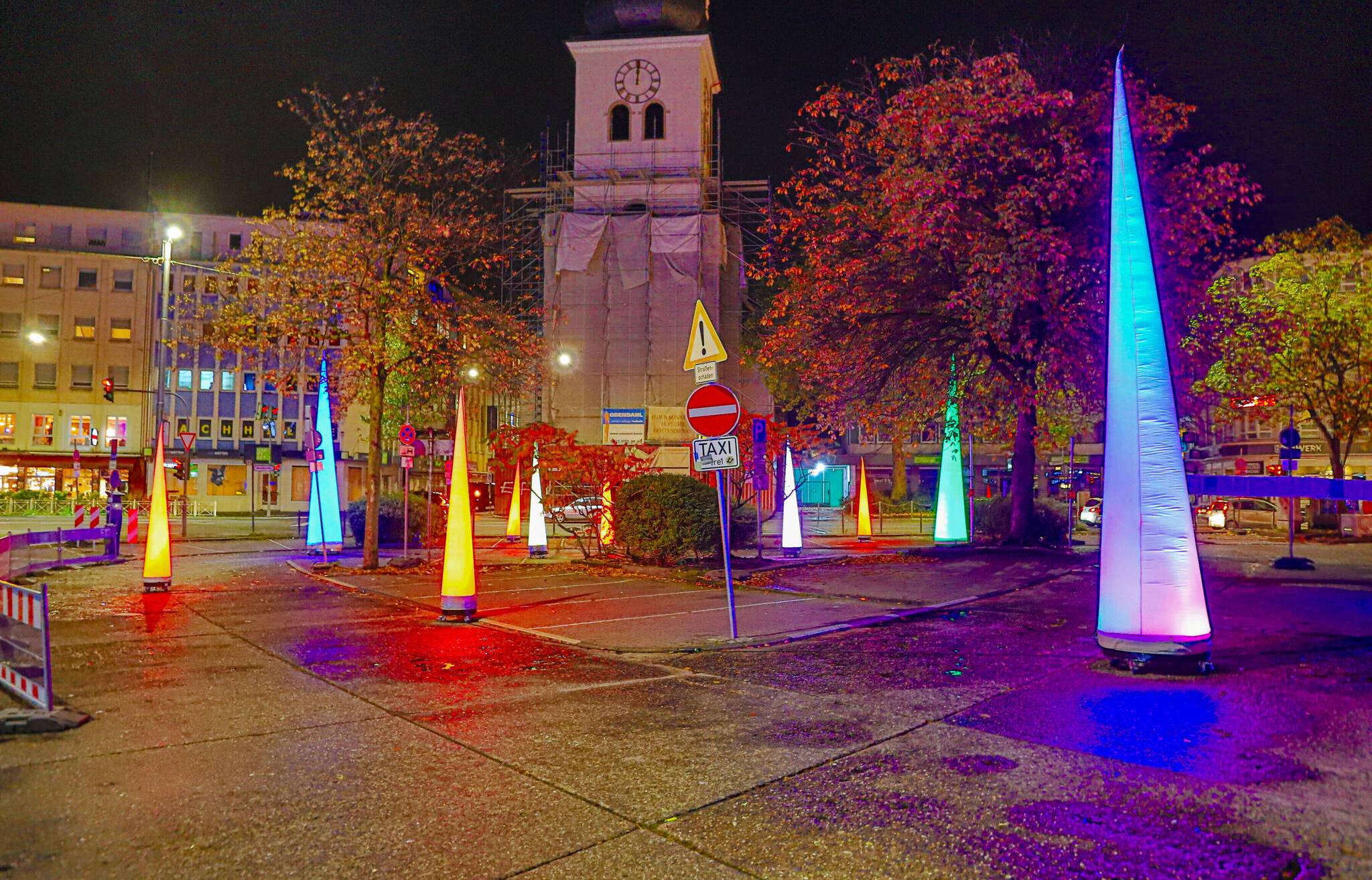  Im Oktober 2022 wurde der Platz am Kolk im Rahmen einer Aktion des Bundes Deutscher Architekten illuminiert. 