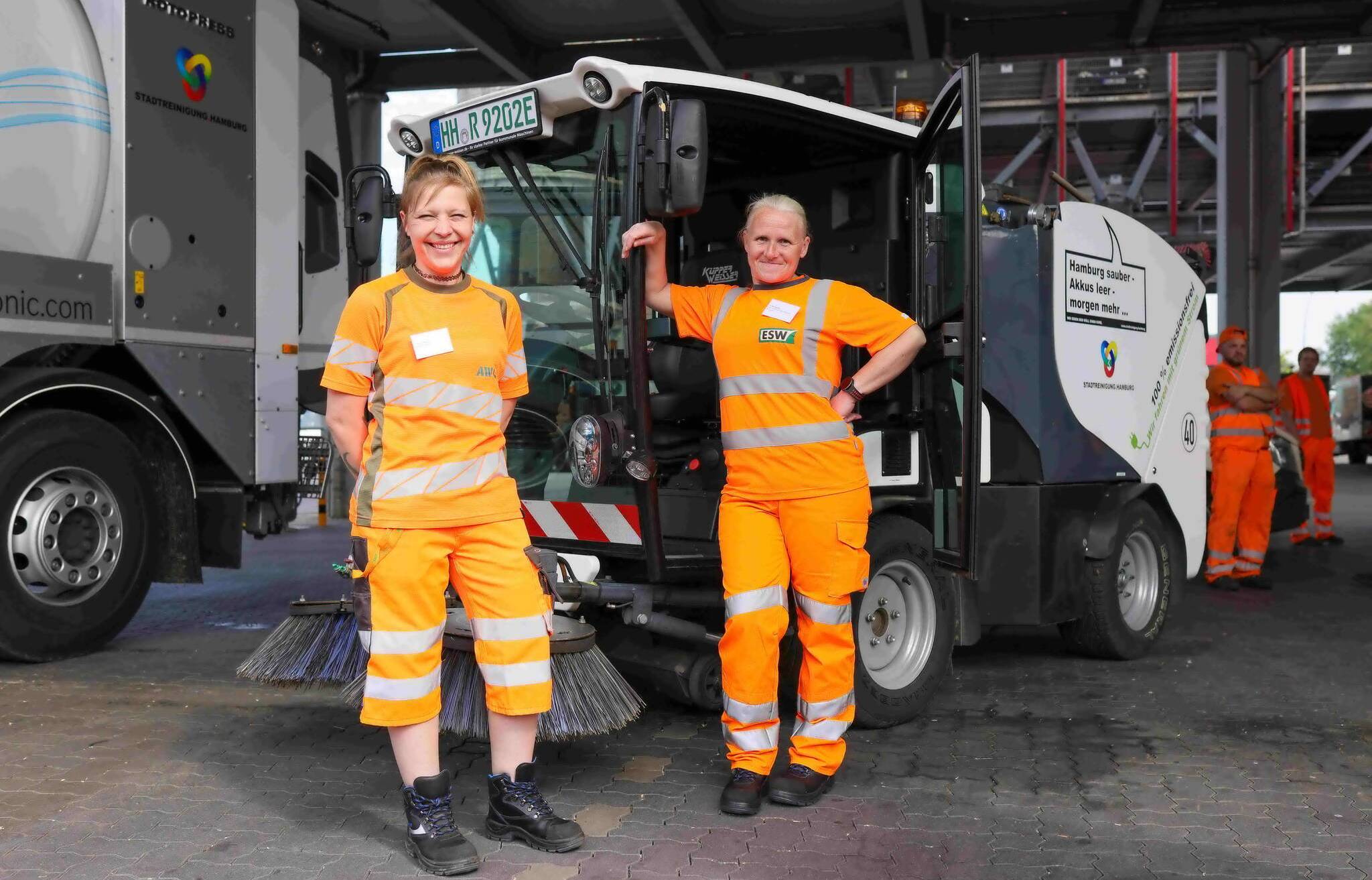 Müllwerkerin Yvonne Weising von der AWG (li.) und Straßenreinigerin Ina Rudowsky vom ESW.