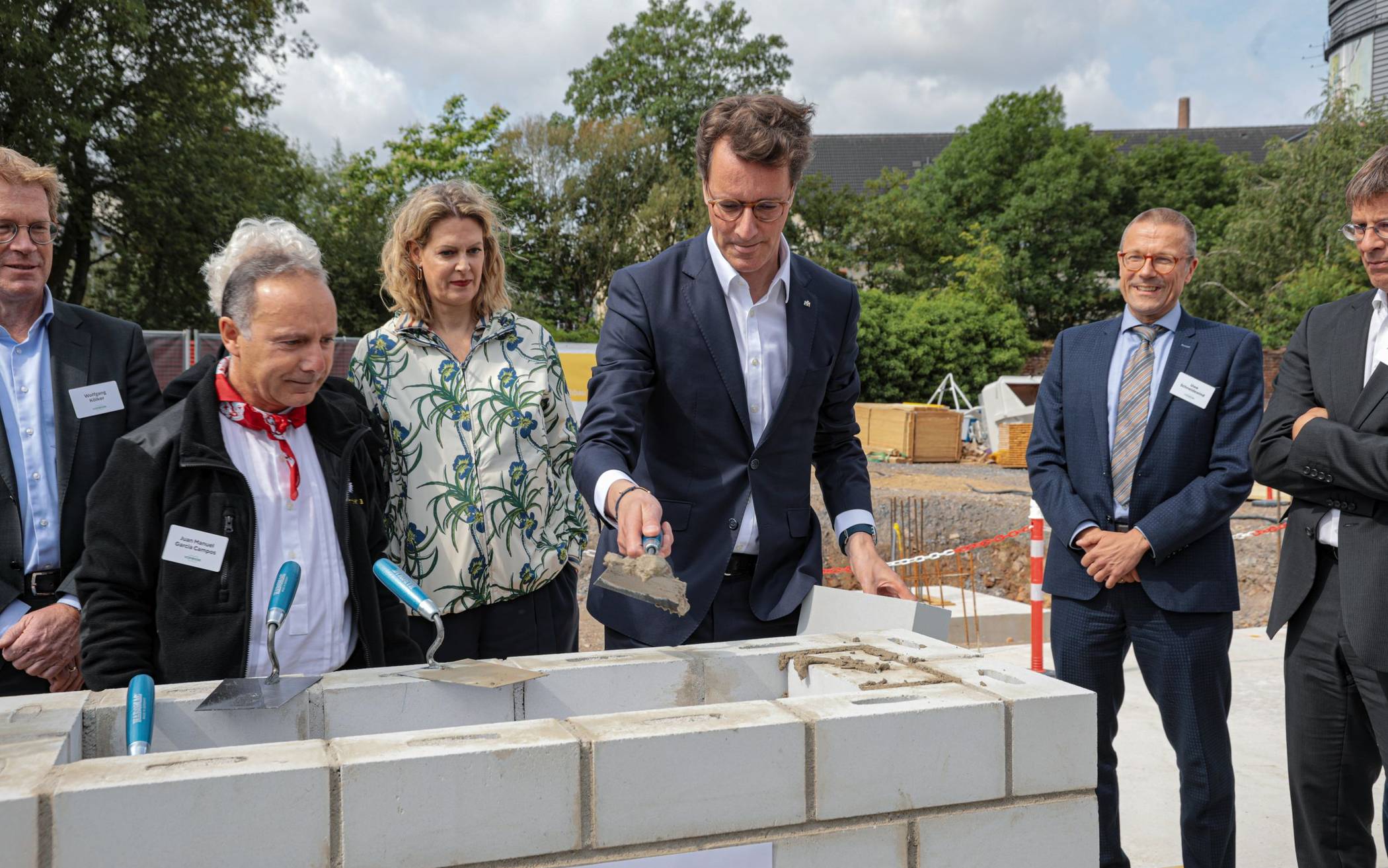 Bilder: Ministerpräsident Wüst bei Vorwerk-Grundsteinlegung​