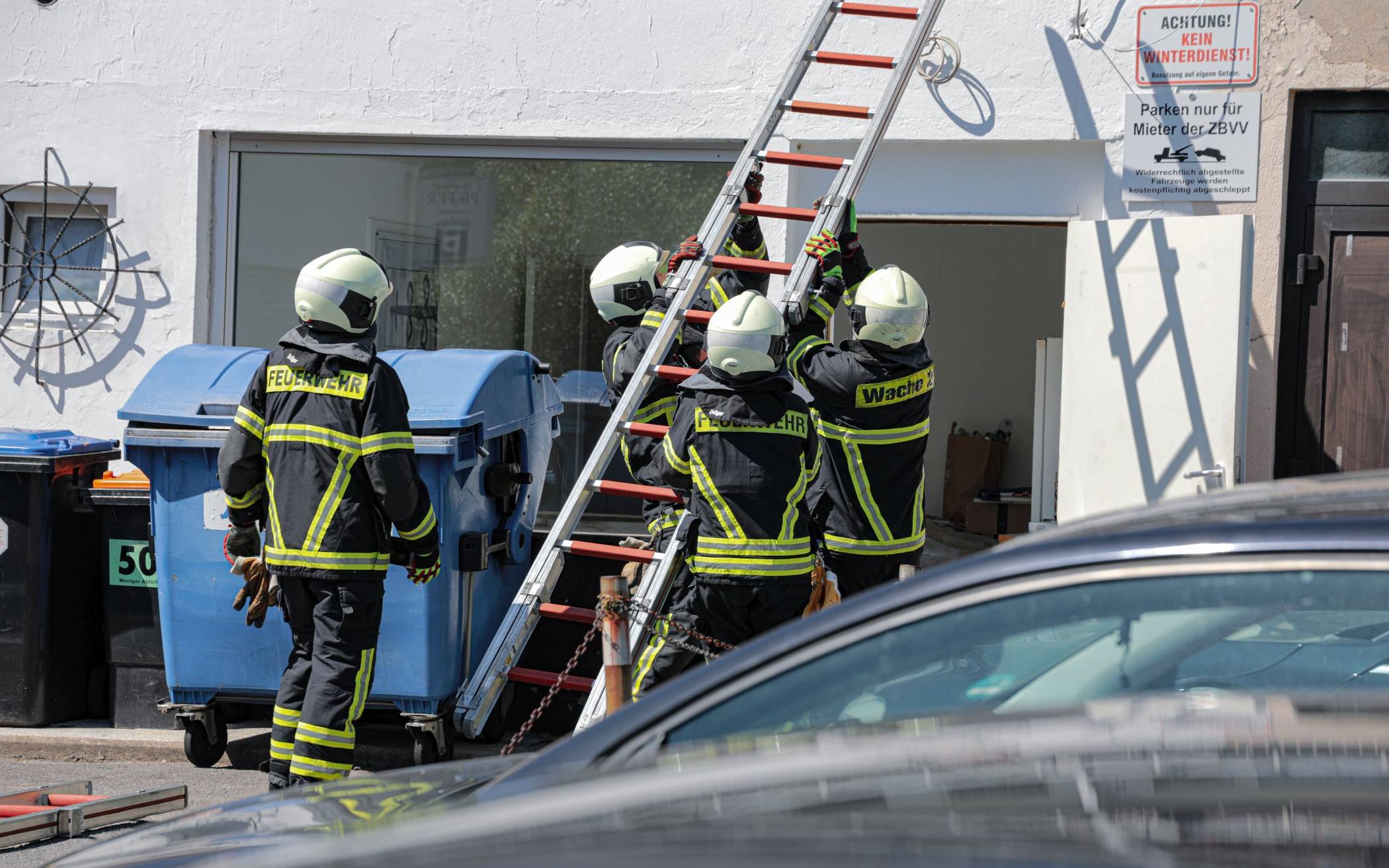 Feuer auf Hinterhof-Dach​ in Wuppertal
