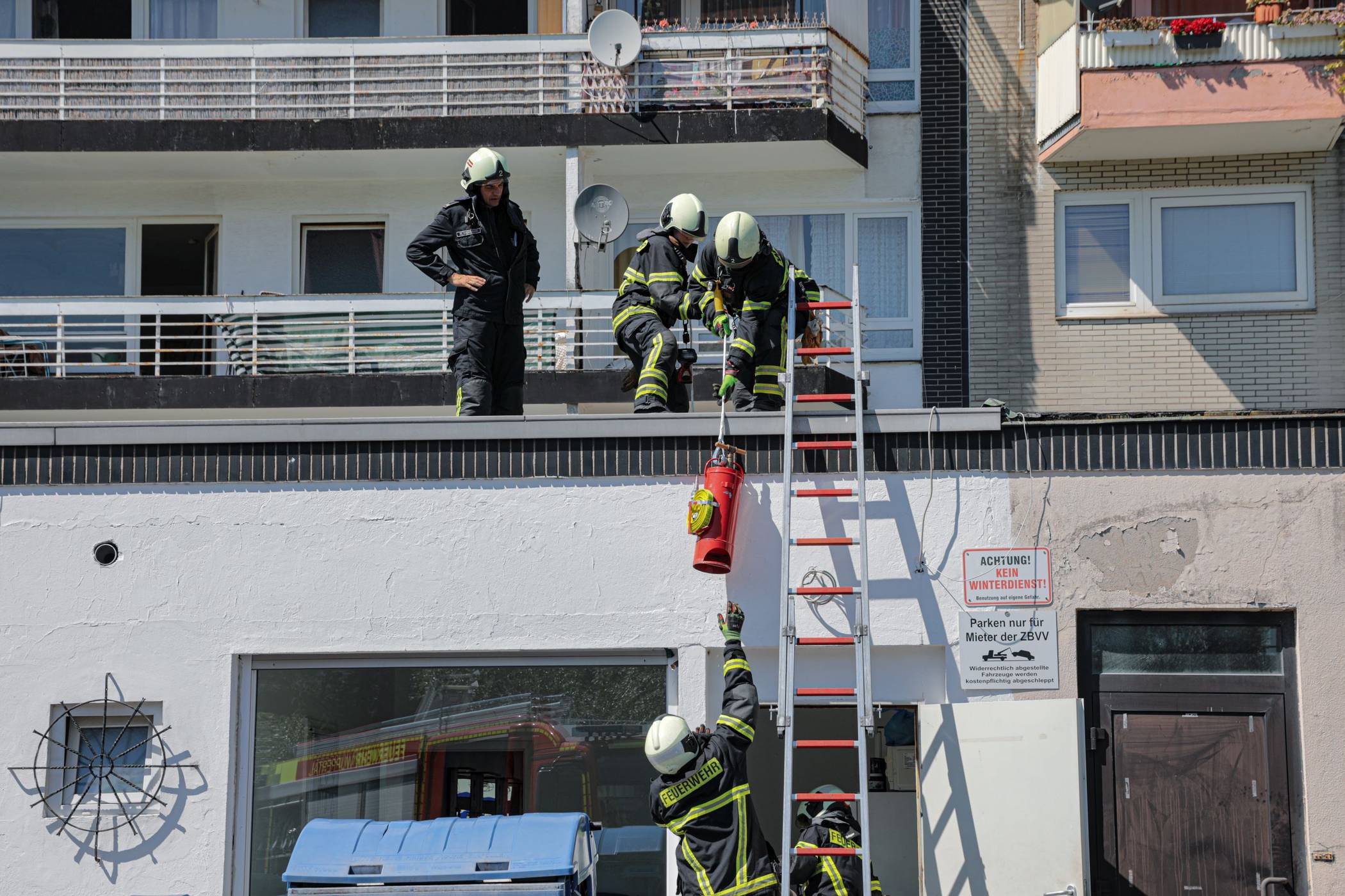  Die Feuerwehr agierte mit einer Kübelspitze. 