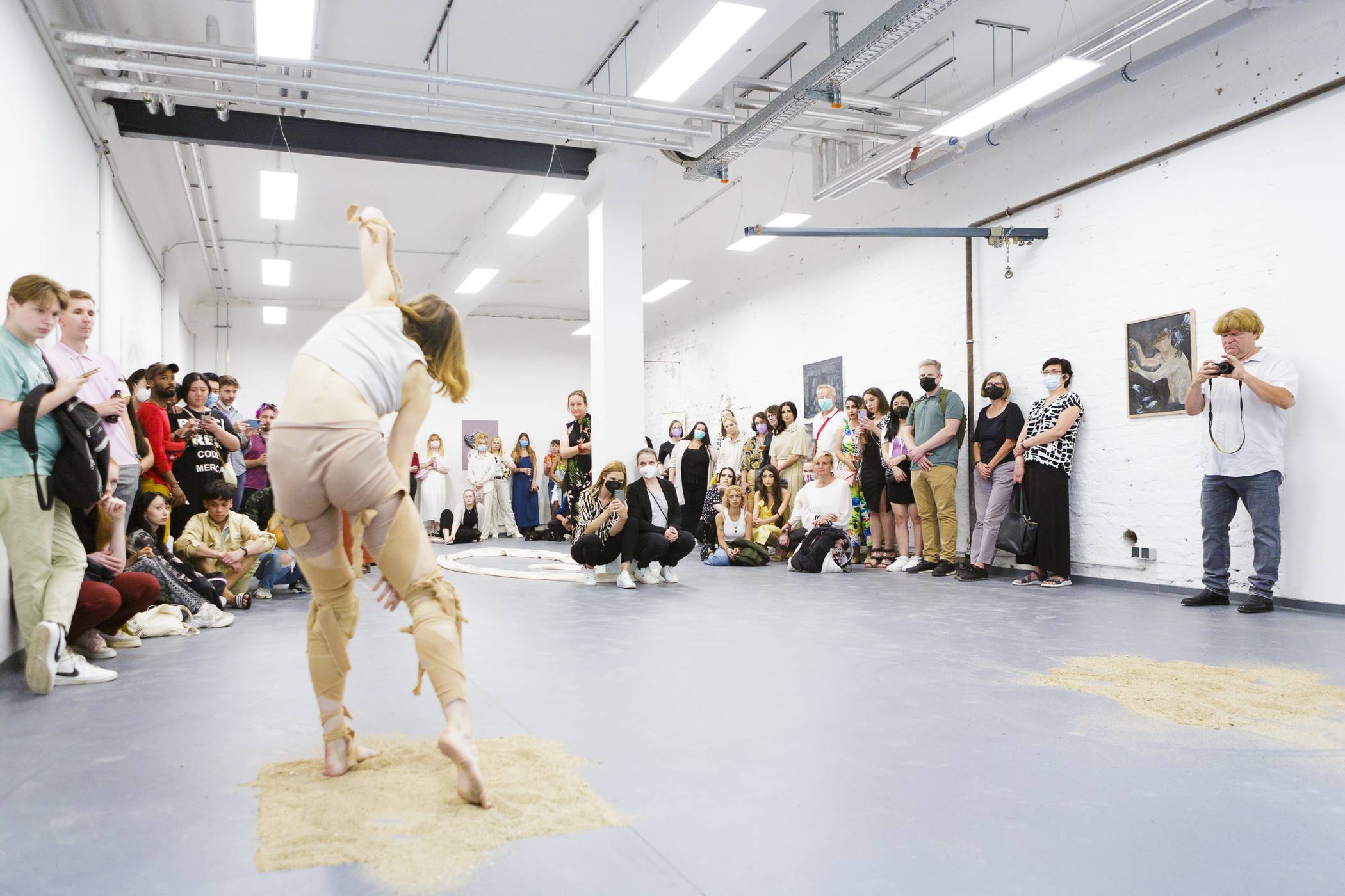 Eine Performance der Malerei-Grafik-Studentin Habiba Hany El Kholy gehört zum Programm des zweitägigen öffentlichen Rundganges im Wuppertaler Standort der Hochschule für bildende Künste Essen (HBK) an der Gewerbeschulstraße 76 in Heckinghausen.