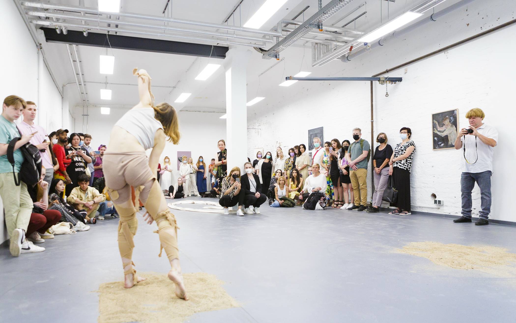 Eine Performance der Malerei-Grafik-Studentin Habiba Hany