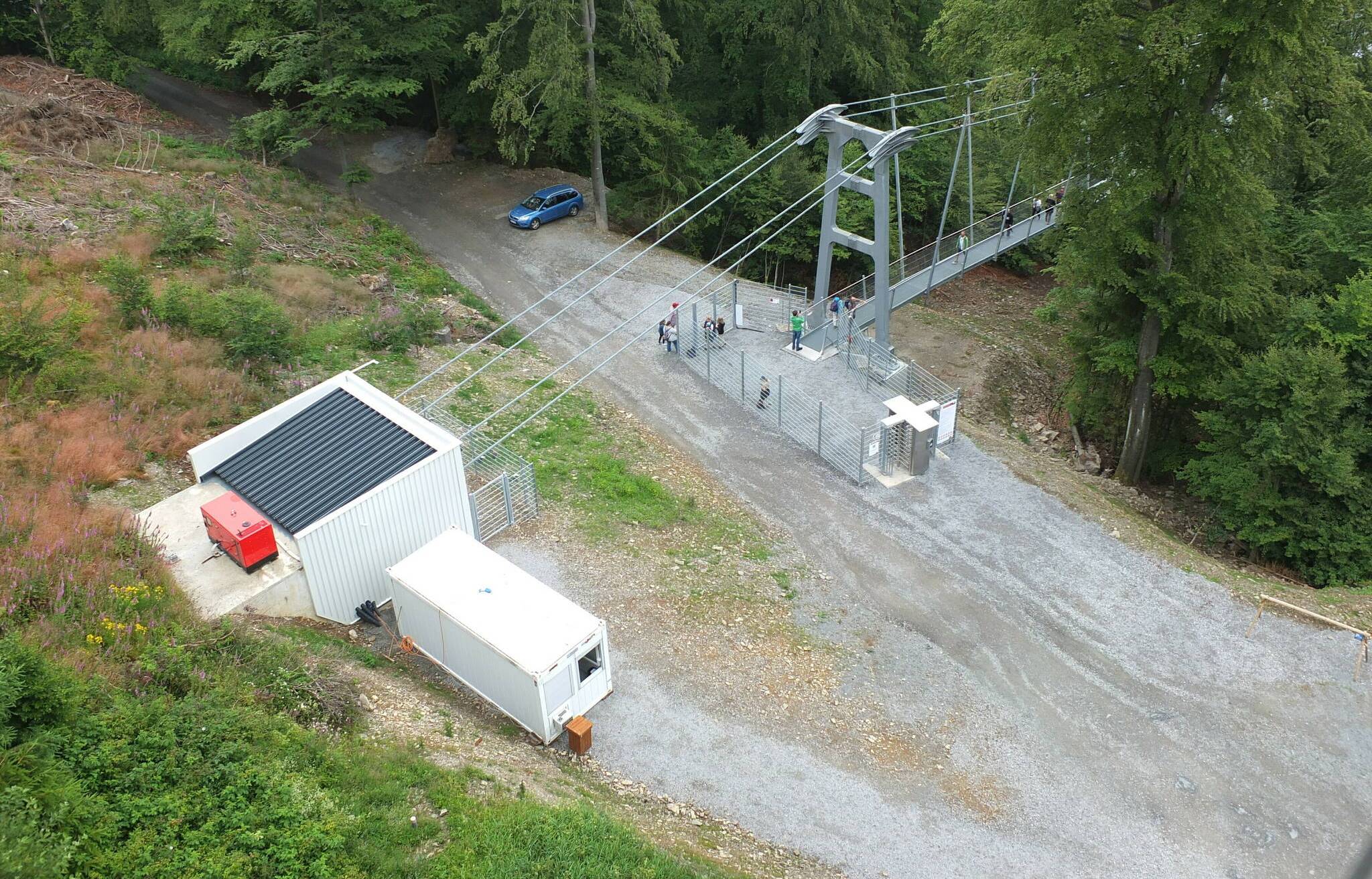 Erstaunlich überschaubar: Je ein Pylon und ein mit Pfählen tief im Fels verankerter...