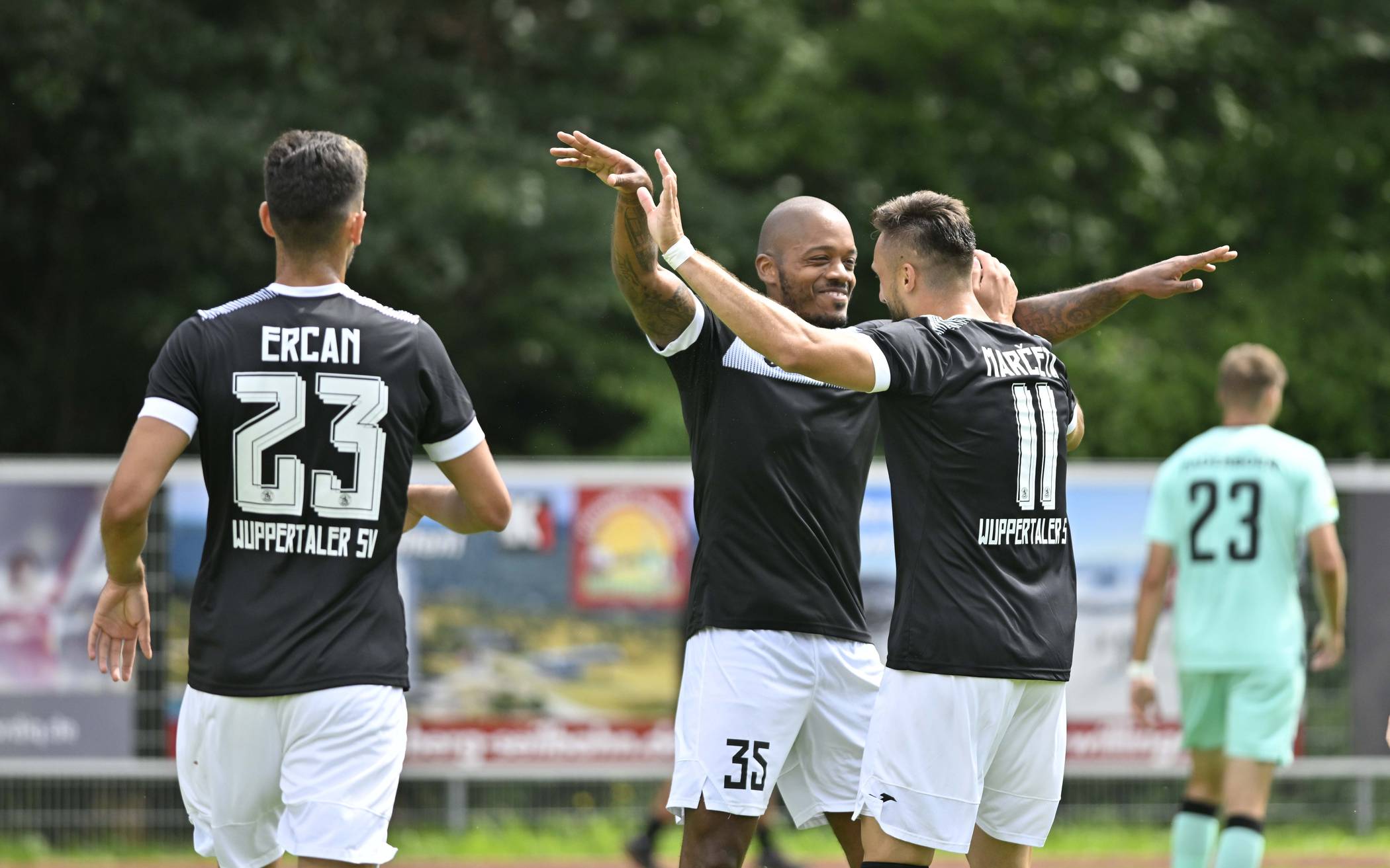 Charlison Benschop (Mi.) und Damjan Marceta