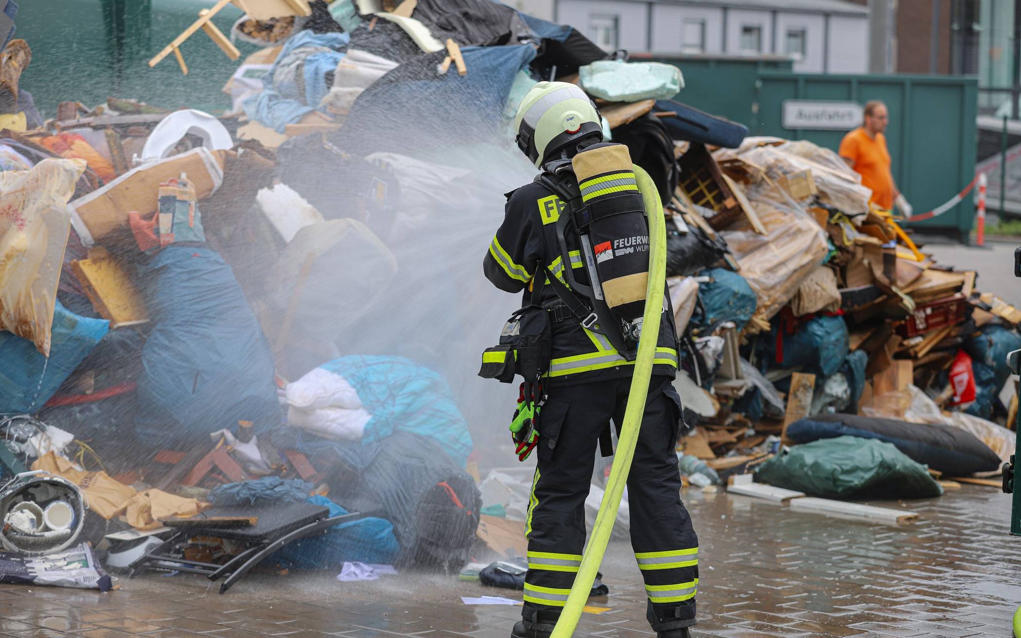 Die Feuerwehr löschte den Müll intensiv