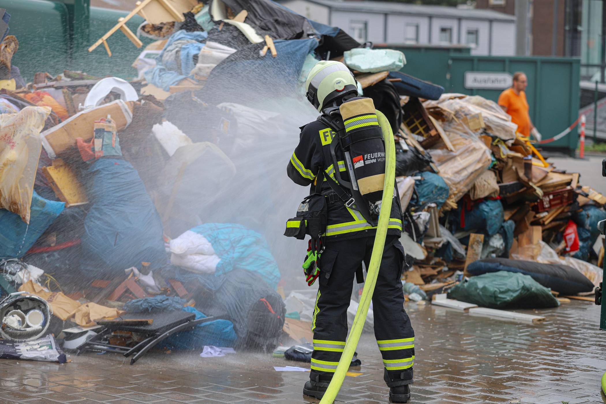  Die Feuerwehr löschte den Müll intensiv ab. 