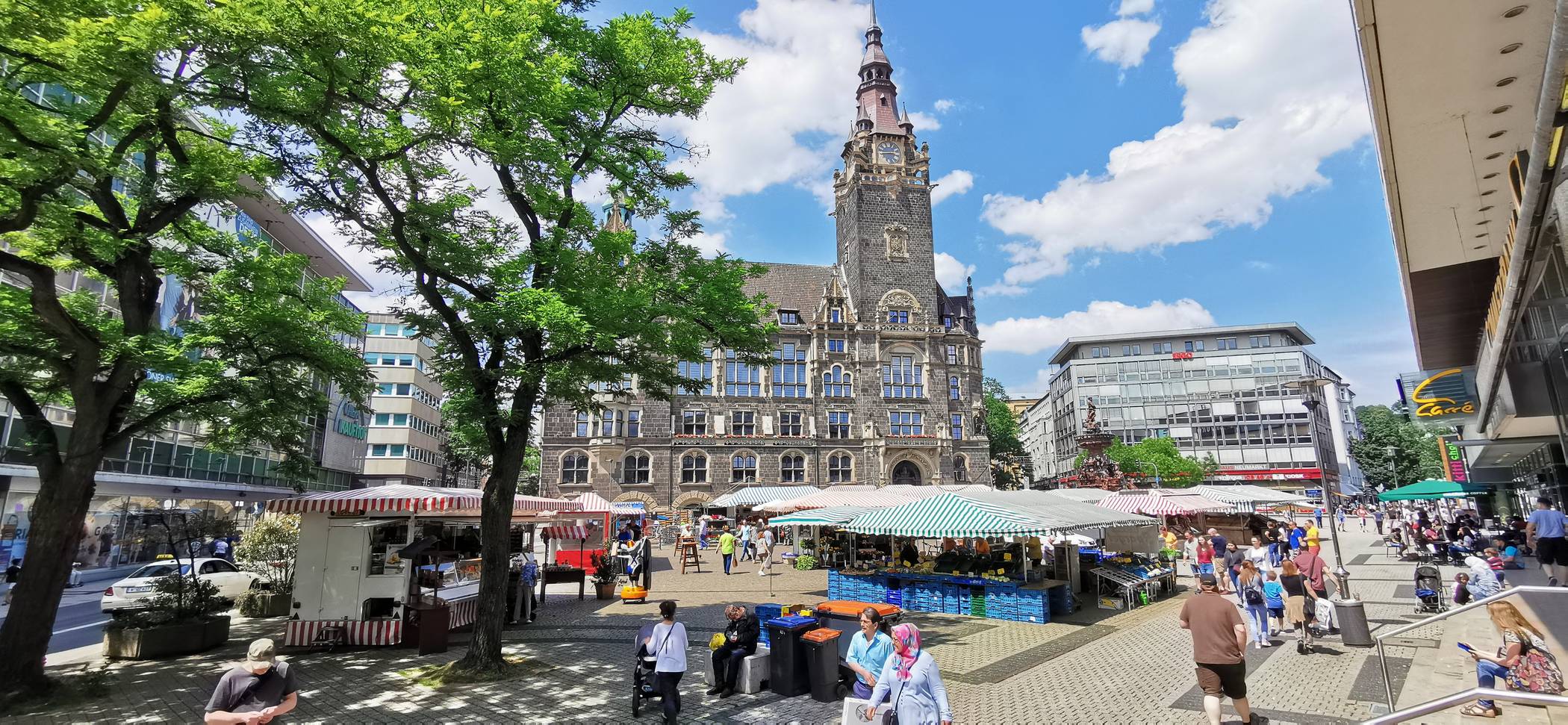  Der Neumarkt in Elberfeld mit dem Wochenmarkt (Archivbild). 