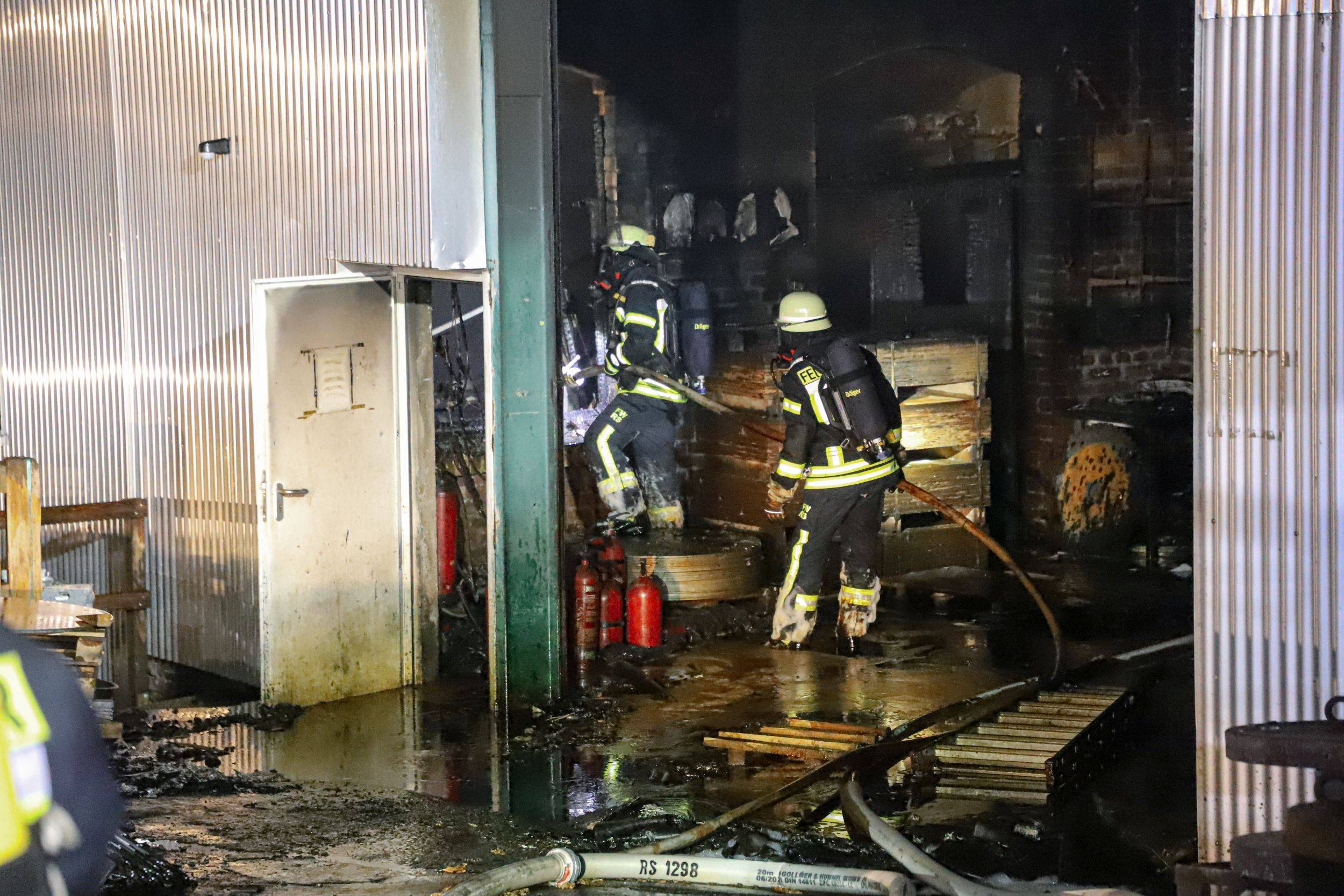 Großbrand in Härterei am Clemenshammer in Remscheid-Hasten