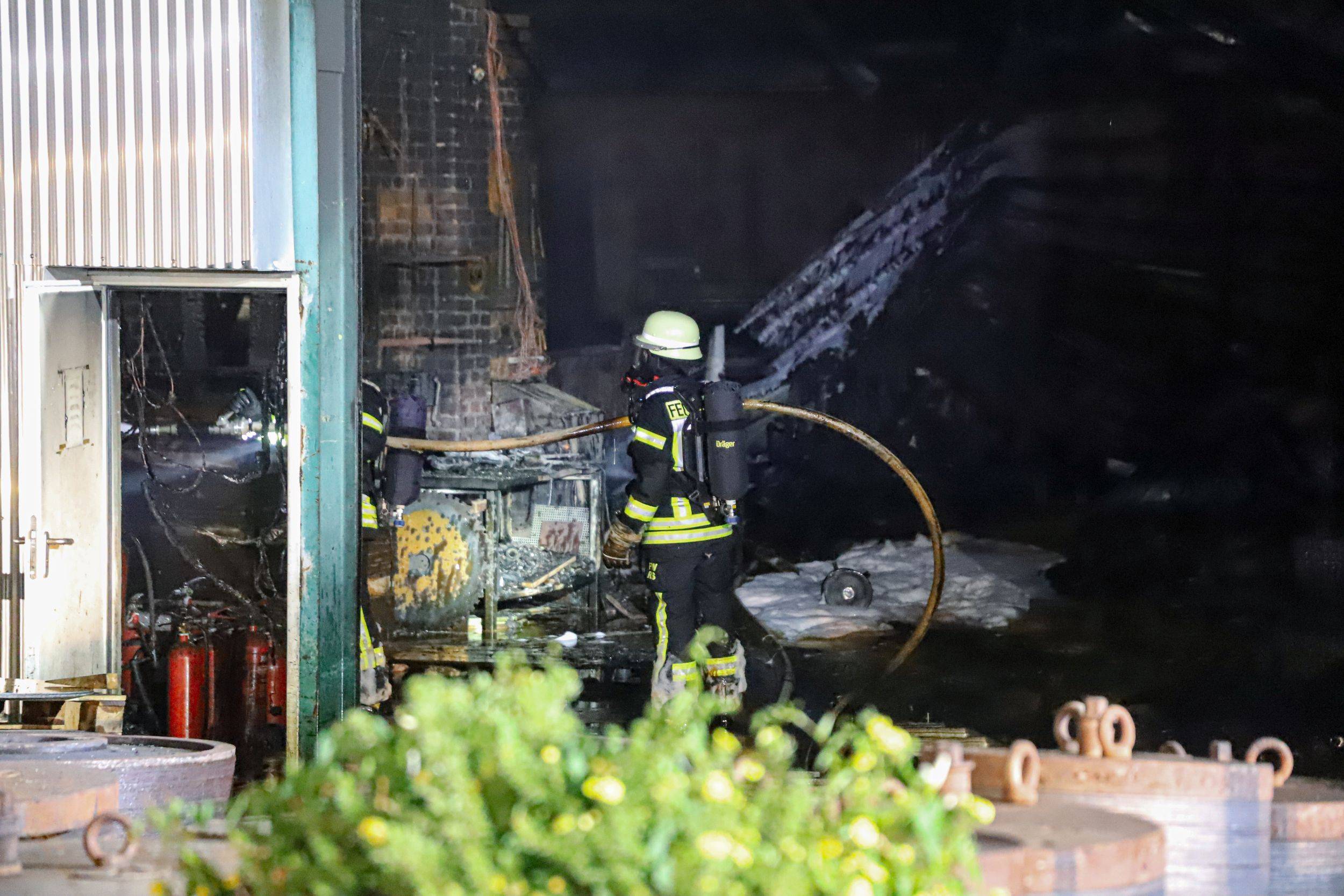 Großbrand in Härterei am Clemenshammer in Remscheid-Hasten