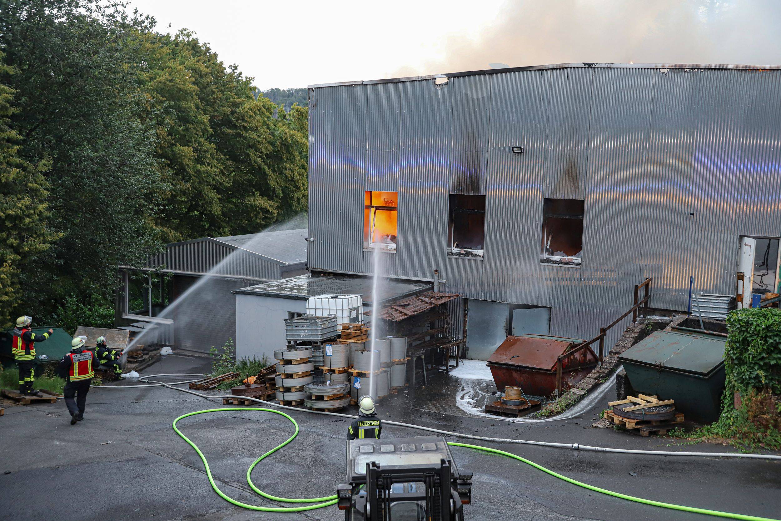 Großbrand in Härterei am Clemenshammer in Remscheid-Hasten