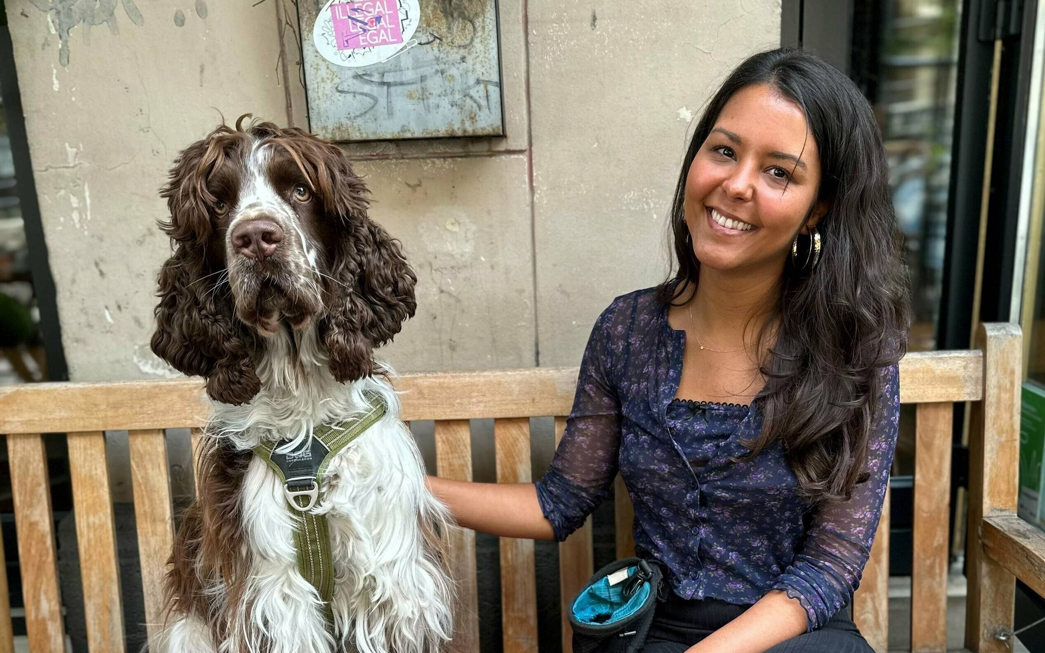  Meieli Borowsky-Islam beim Rundschau-Treffen im „Katzengold“. Mit dabei war auch Hund Kahlo, der die 31-Jährige oft bei ihrer Arbeit begleitet.  