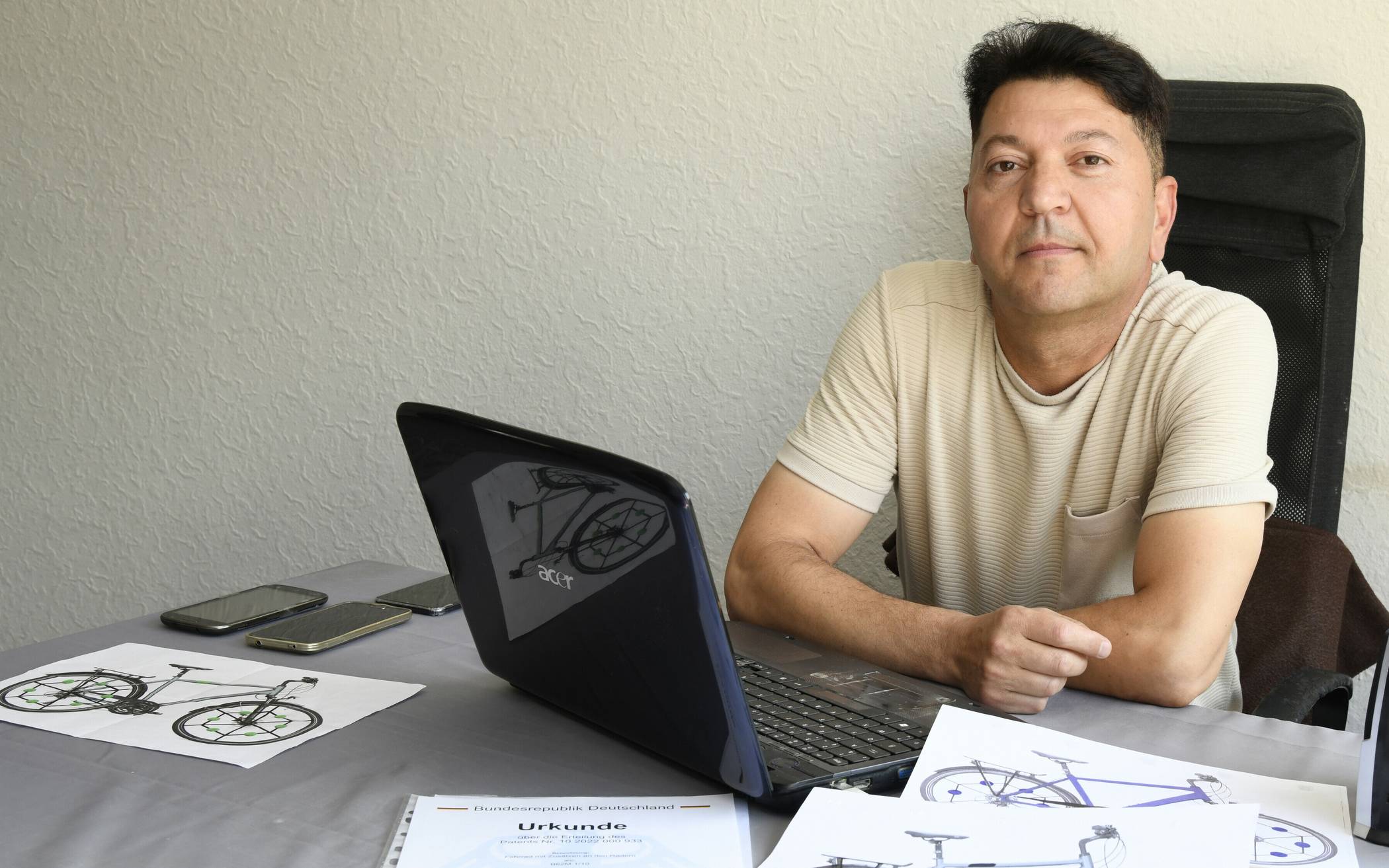 Hussein Moussa mit seinen Plänen für