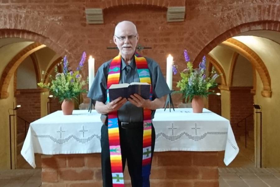  Pfarrer Thomas Fuchs in der Klosterkirche in Jerichow. 