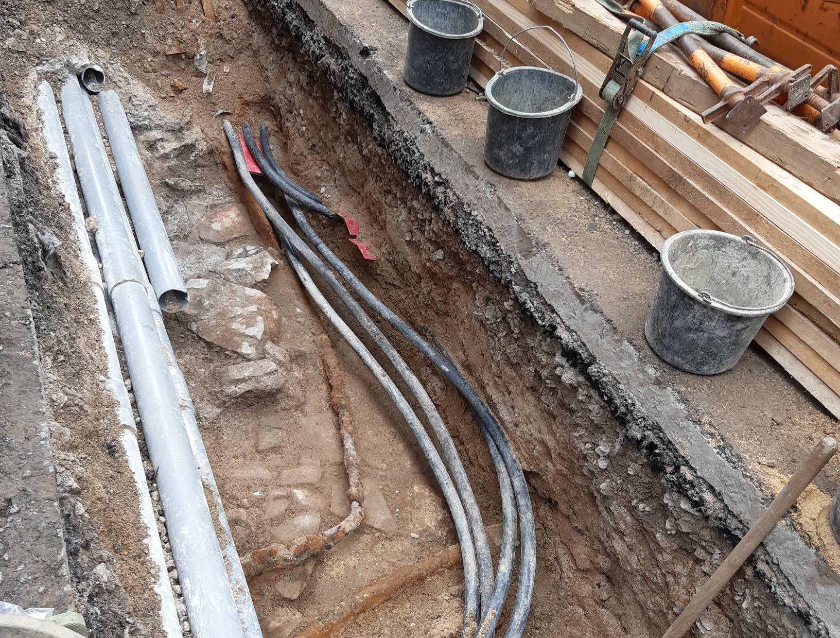 Die freigelegte Burgmauer.