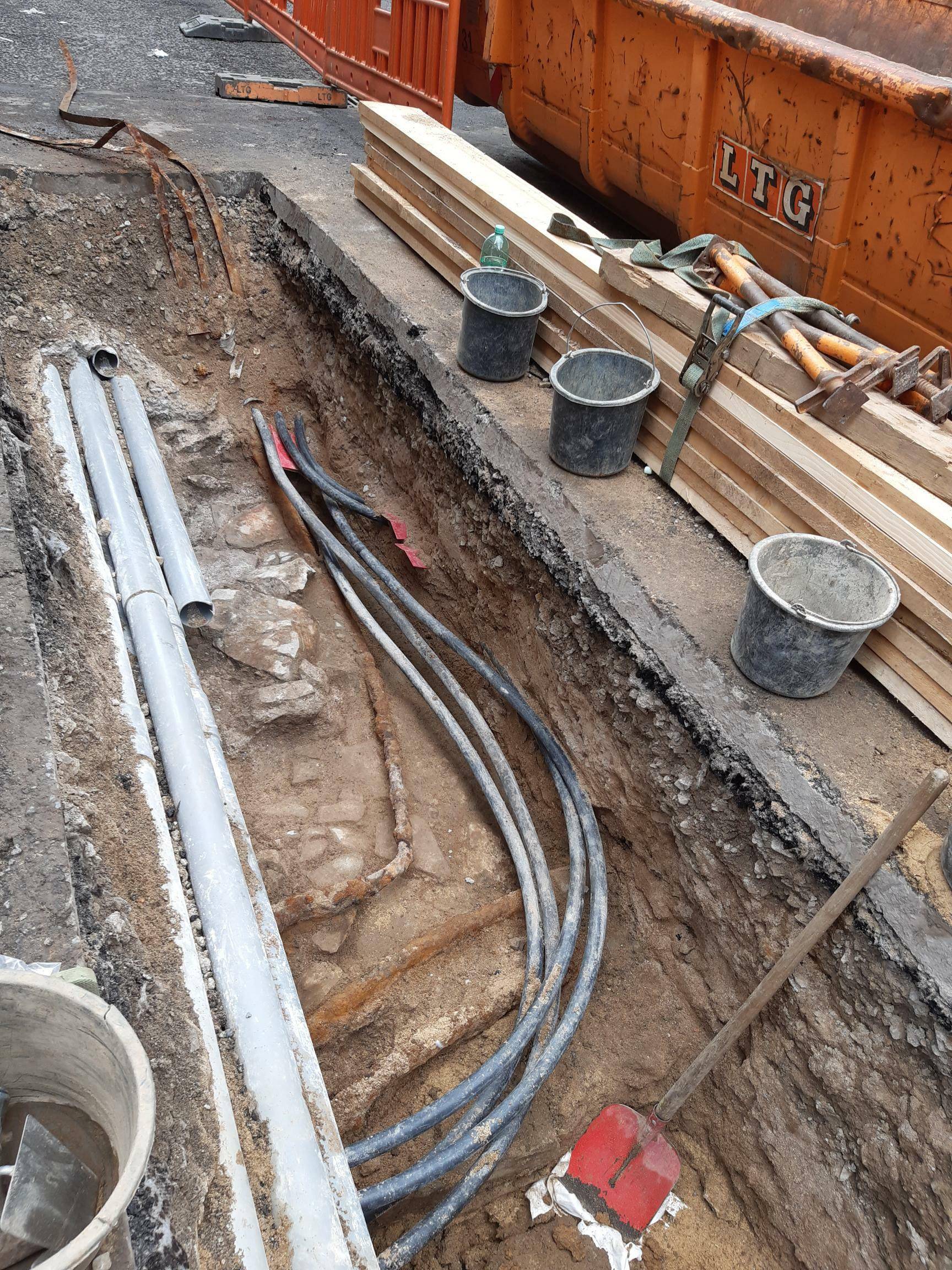  Die freigelegte Burgmauer. 