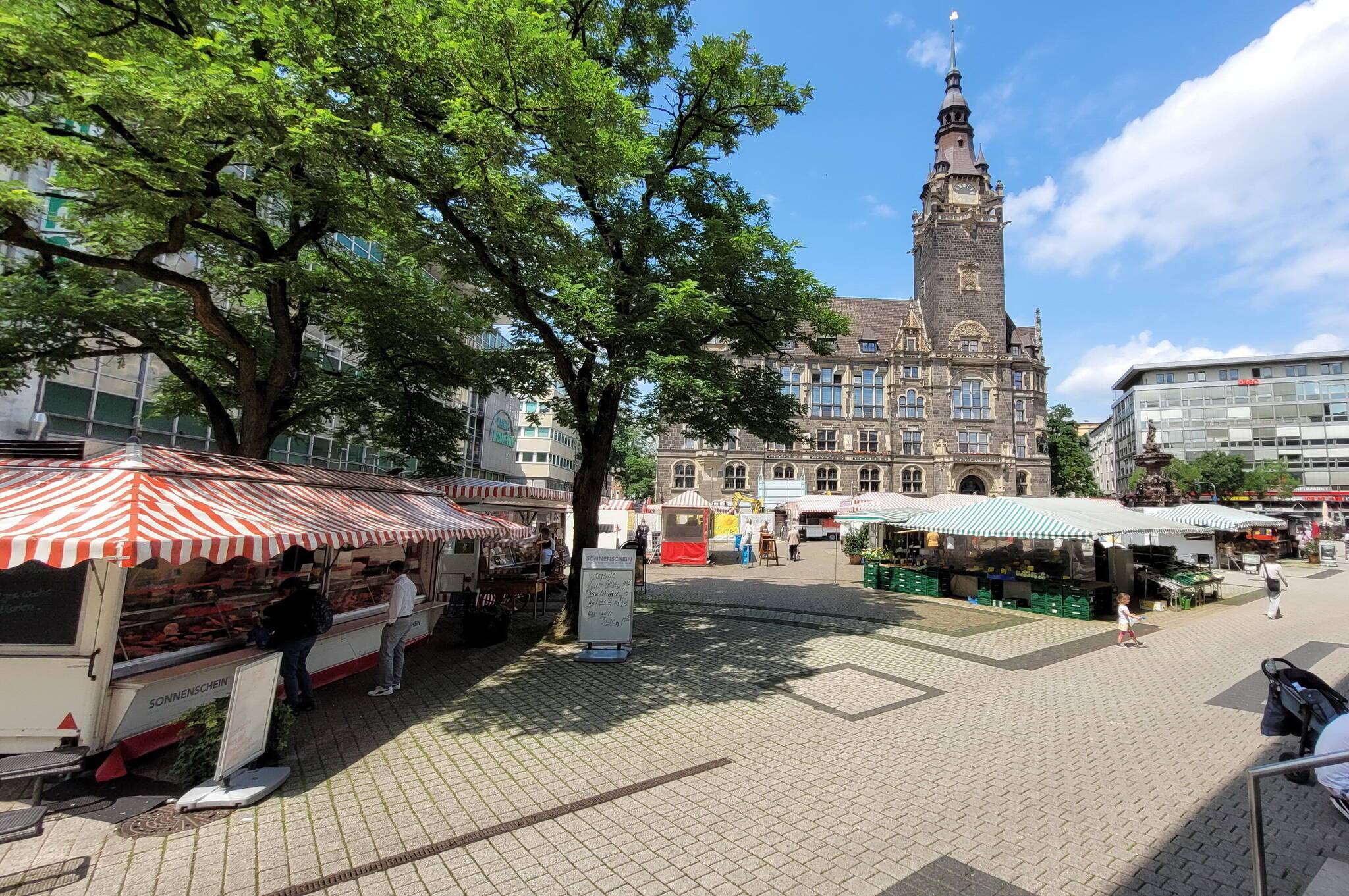 Der Wochenmarkt auf dem Elberfelder Neumarkt. 
