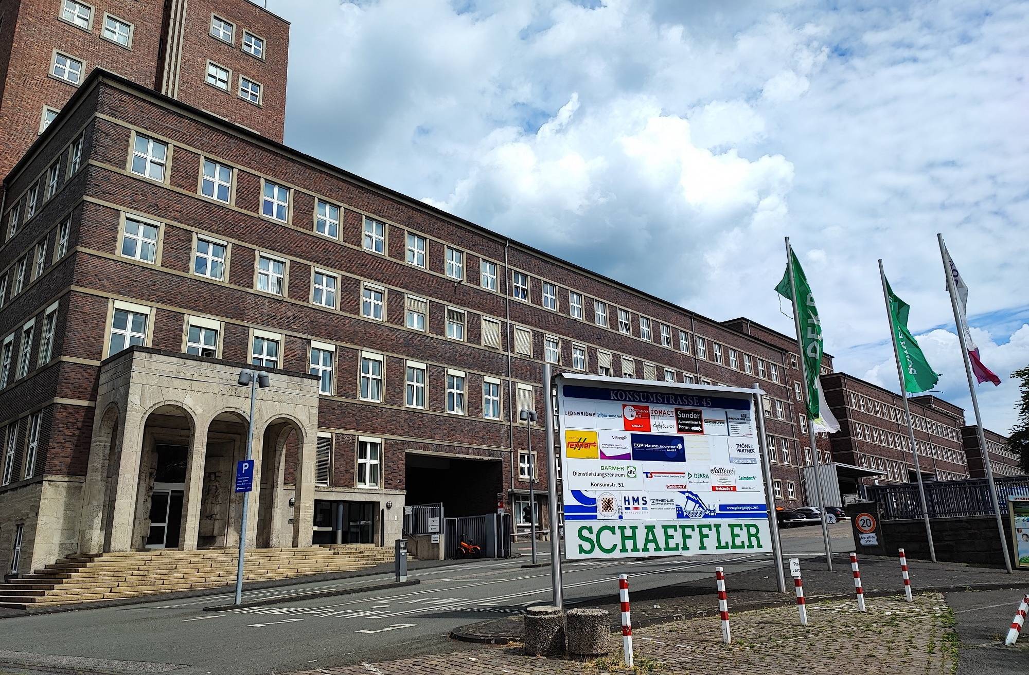  Viel los in der Konsumstraße 45: Das ehemalige Happich-Werk ist heute ein Gewerbepark mit über 20 ansässigen Firmen. 