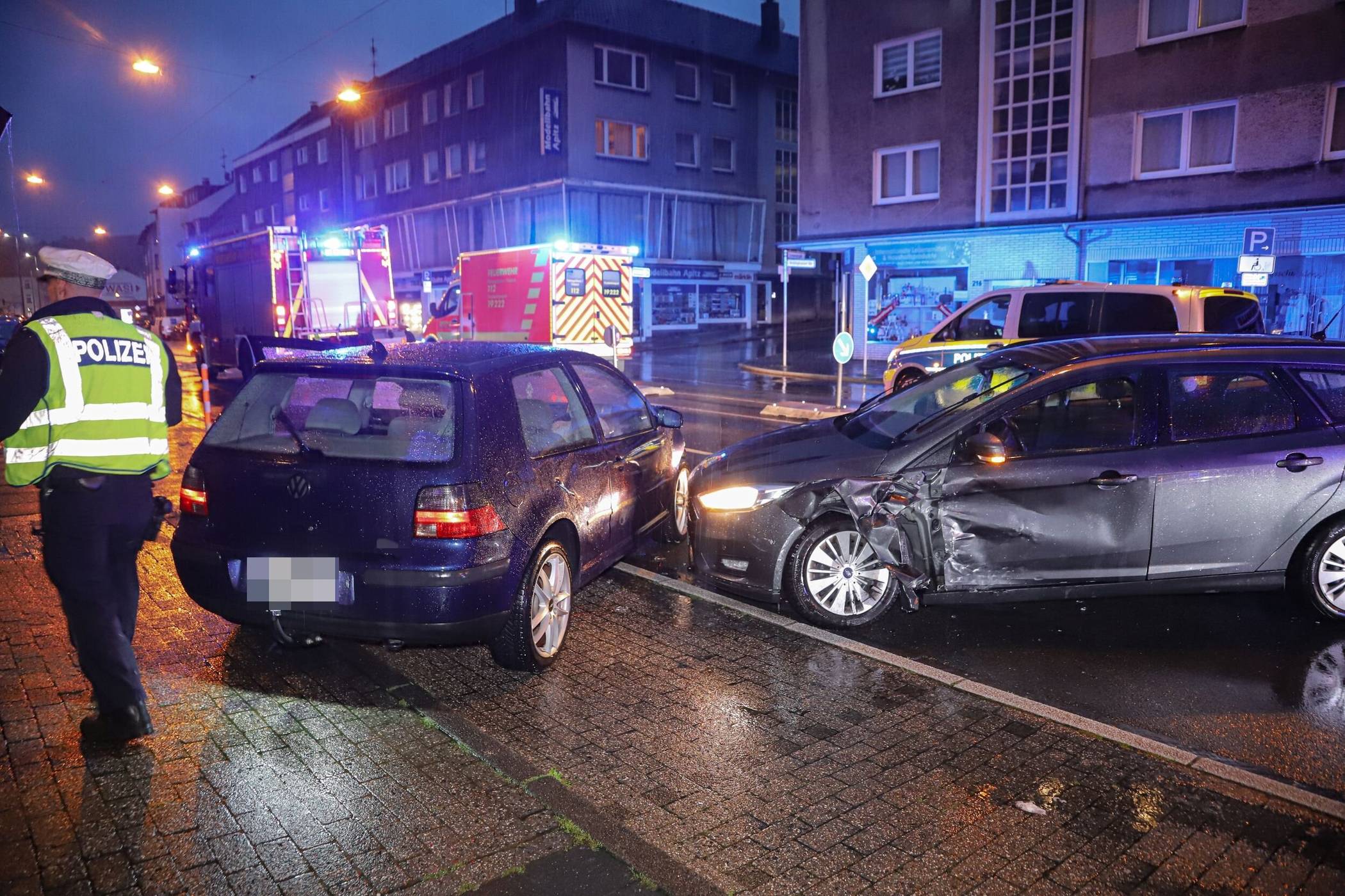  Beide Wagen gerieten in den Gegenverkehr. 