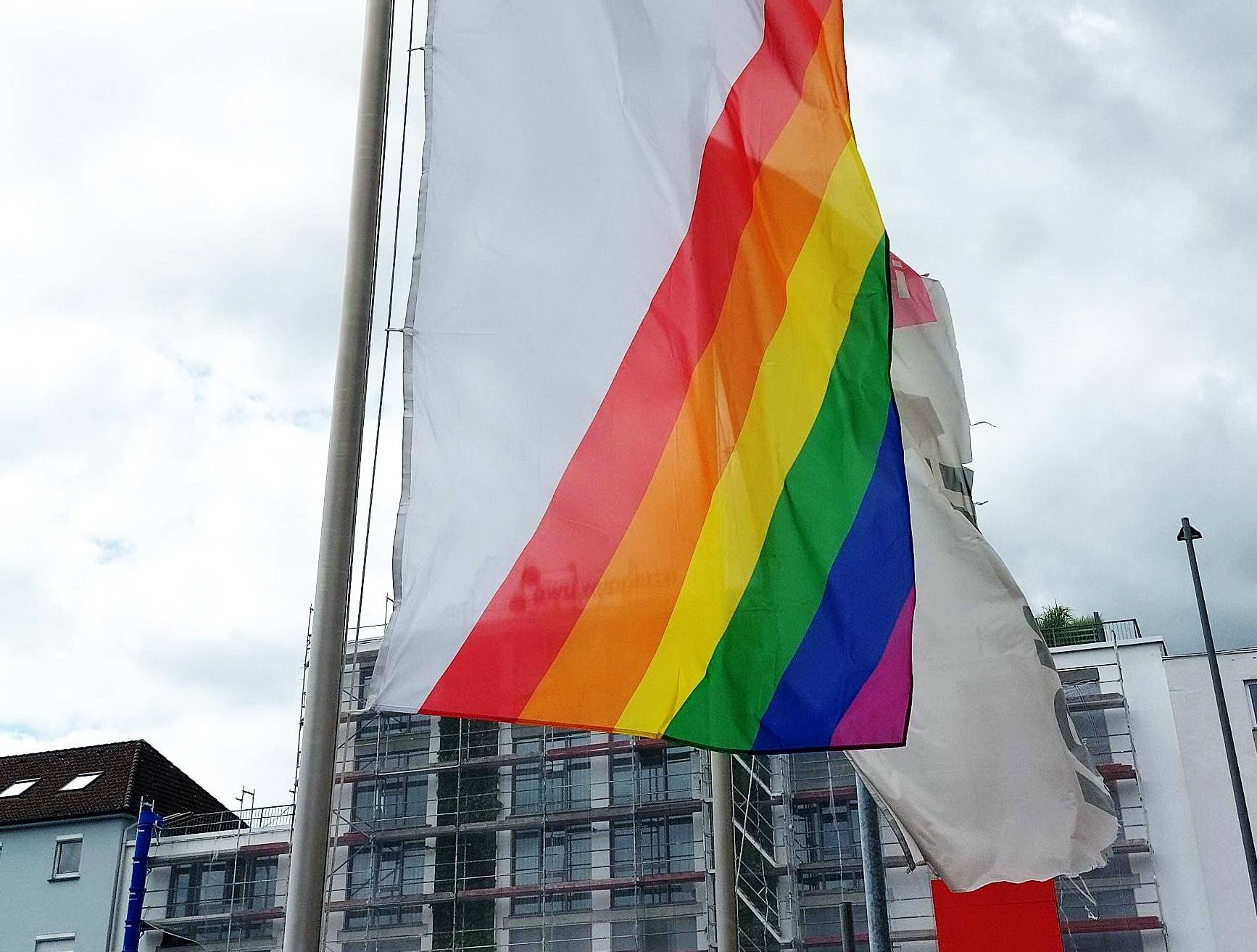 DGB-Jugend hisst Regenbogenfahne