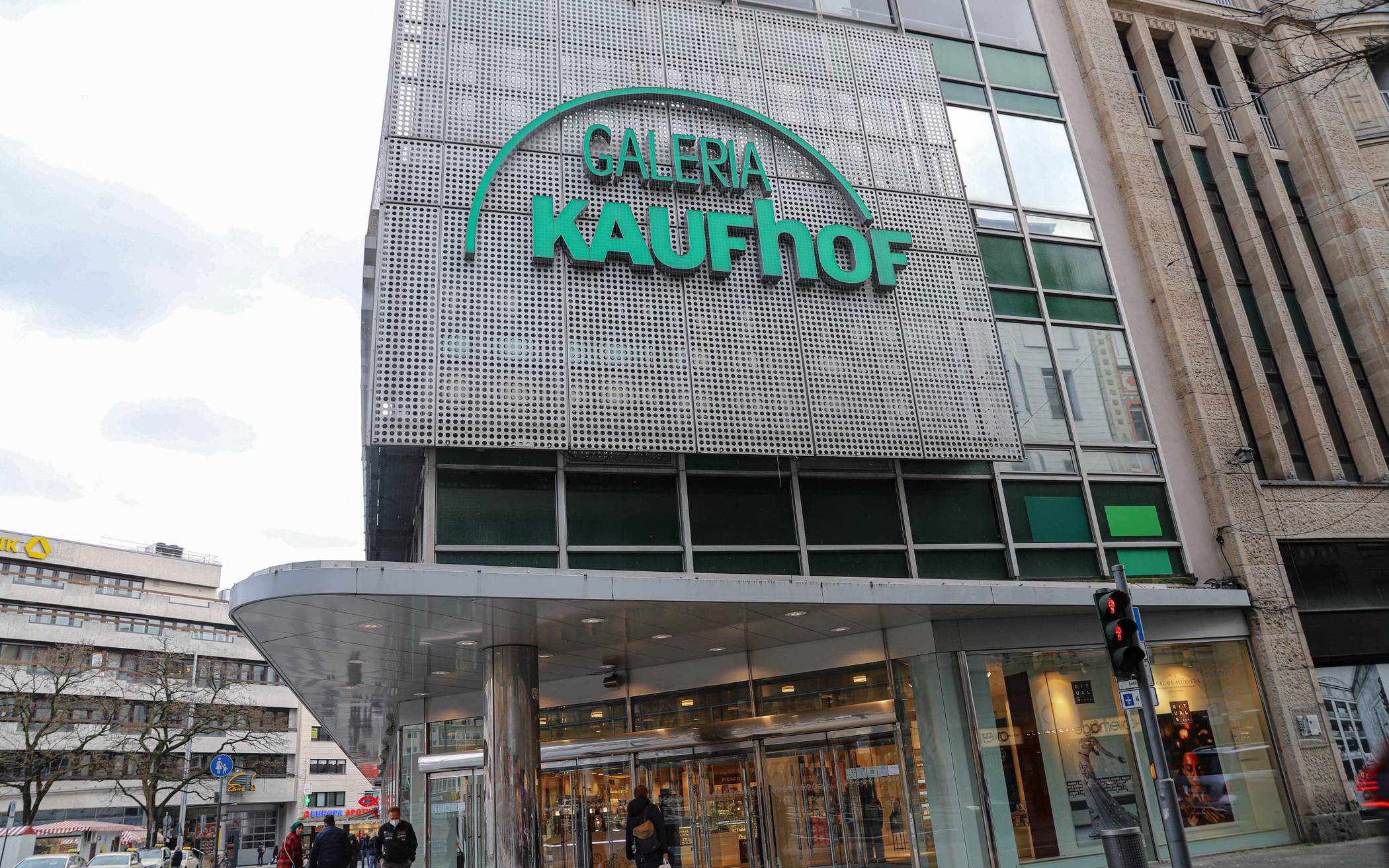  Die Elberfelder Filiale von Galeria Kaufhof Karstadt am Neumarkt: Eigentlich soll sie Anfang 2024 geschlossen werden, aber aktuell verhandeln Immobilieneigentümer, Warenhauskonzern und die Stadt noch über mögliche Rettungszenarien. 