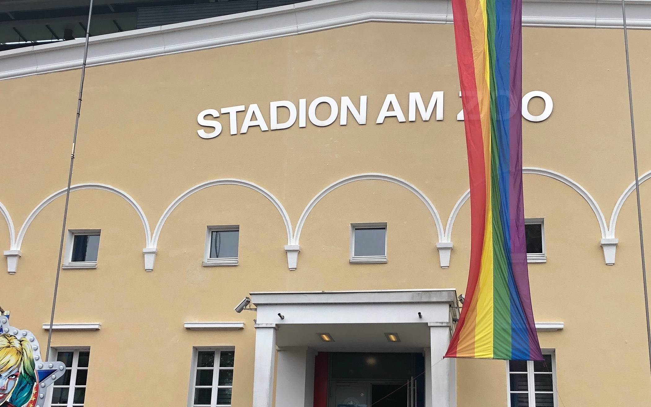  Regenbogenfahne im Sommer 2021 vor der Haupttribüne des Stadions am Zoo. 