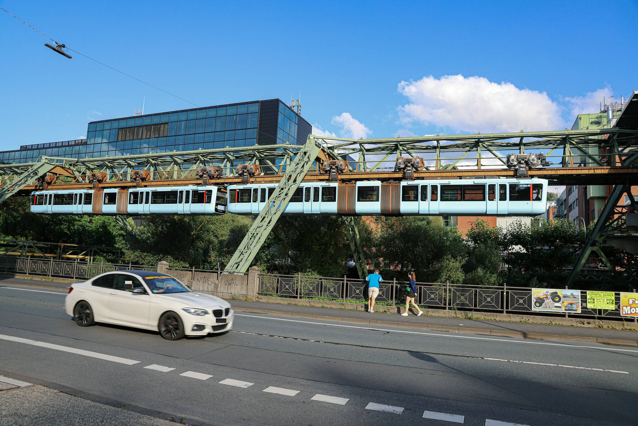 Zwei Schwebebahnen in ganz kurzem Abstand.