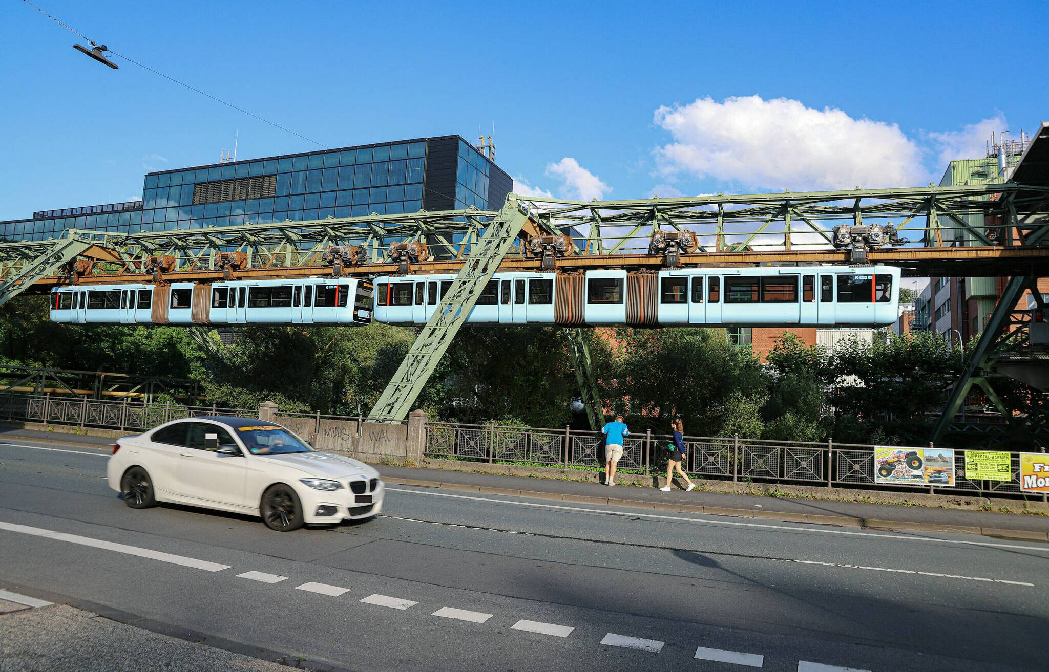 Zwei Schwebebahnen in ganz kurzem Abstand.