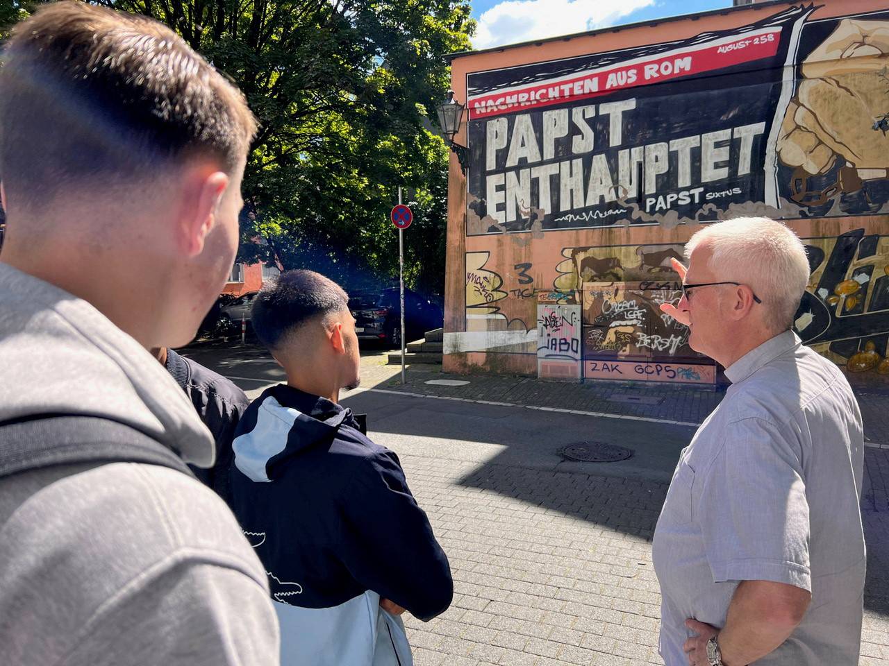  Laurentius-Pfarrer Bruno Kurth erklärt das Grafitti. 