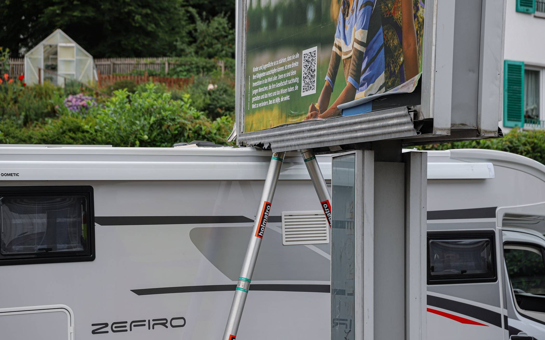 Wohnmobil rammt in Wuppertal Werbetafel​