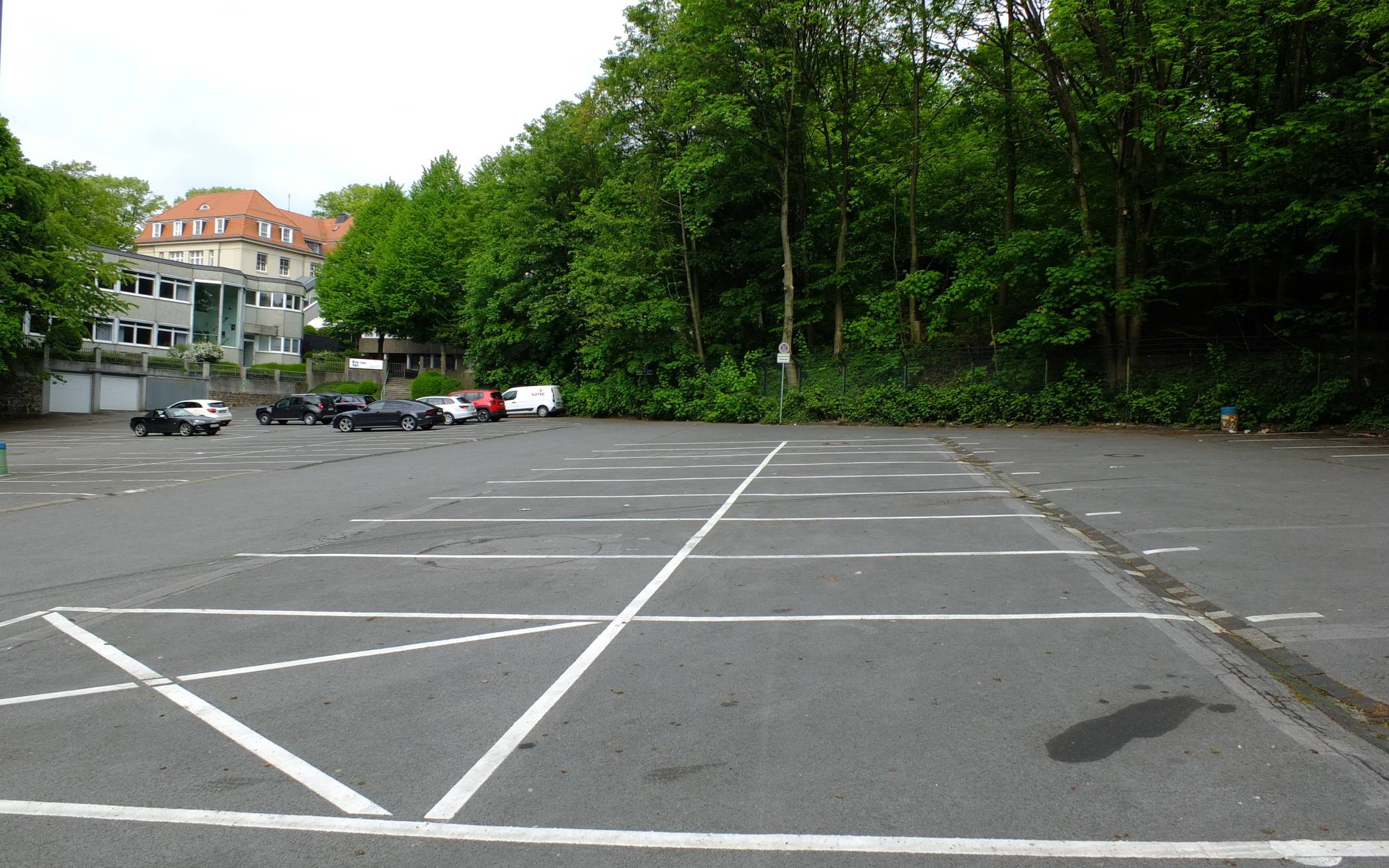  Der Parkplatz am Boettinger Weg (Symbolbild) in unmittelbarer Nähe des Zoos. 