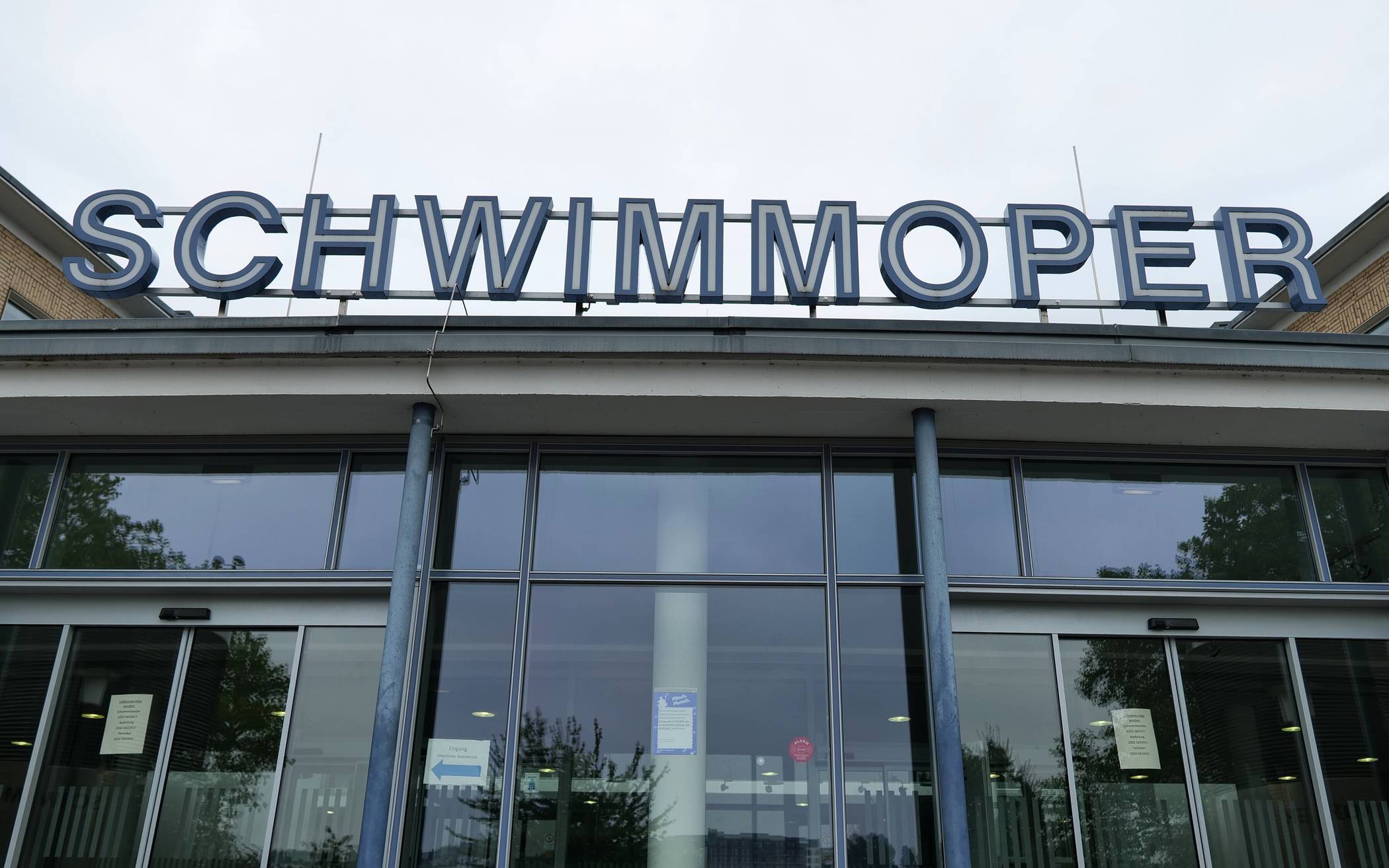 Der EIngangsbereich der Schwimmoper.