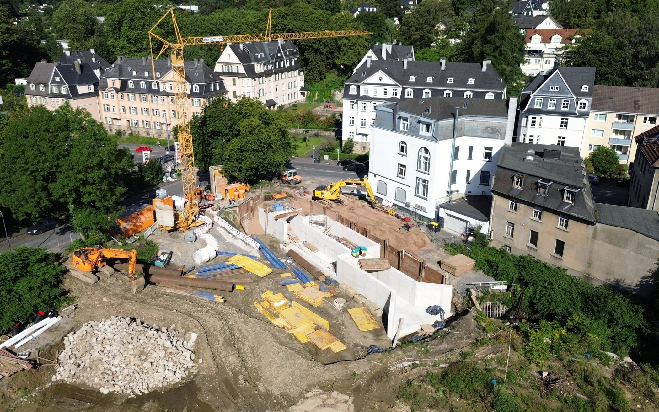 Schachtbauwerk für Becken Bornberg wird errichtet