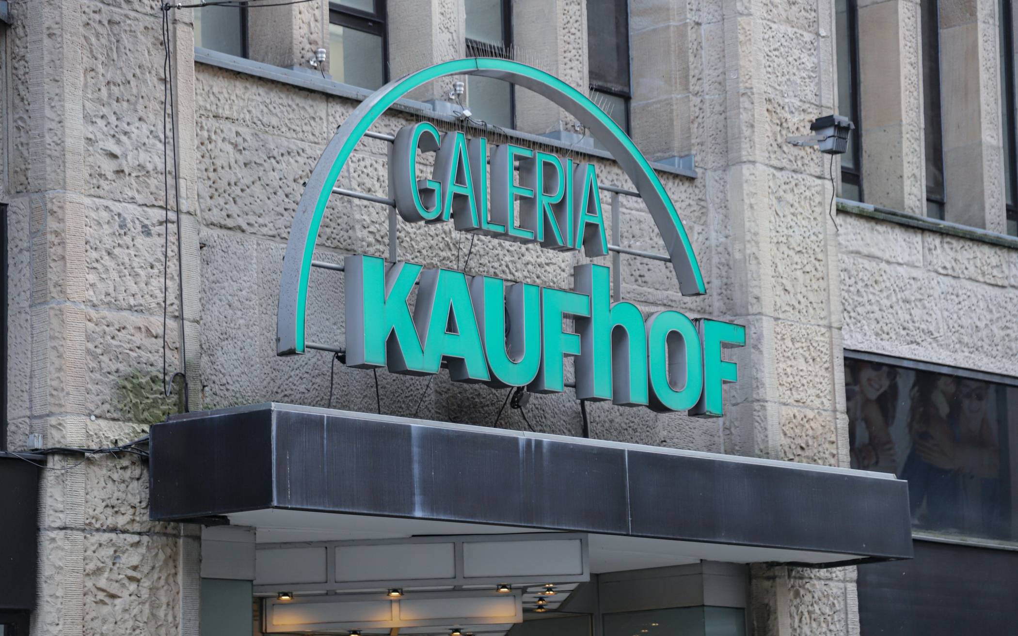 Das Kaufhof-Logo hängt nicht mehr lange in Wuppertal.