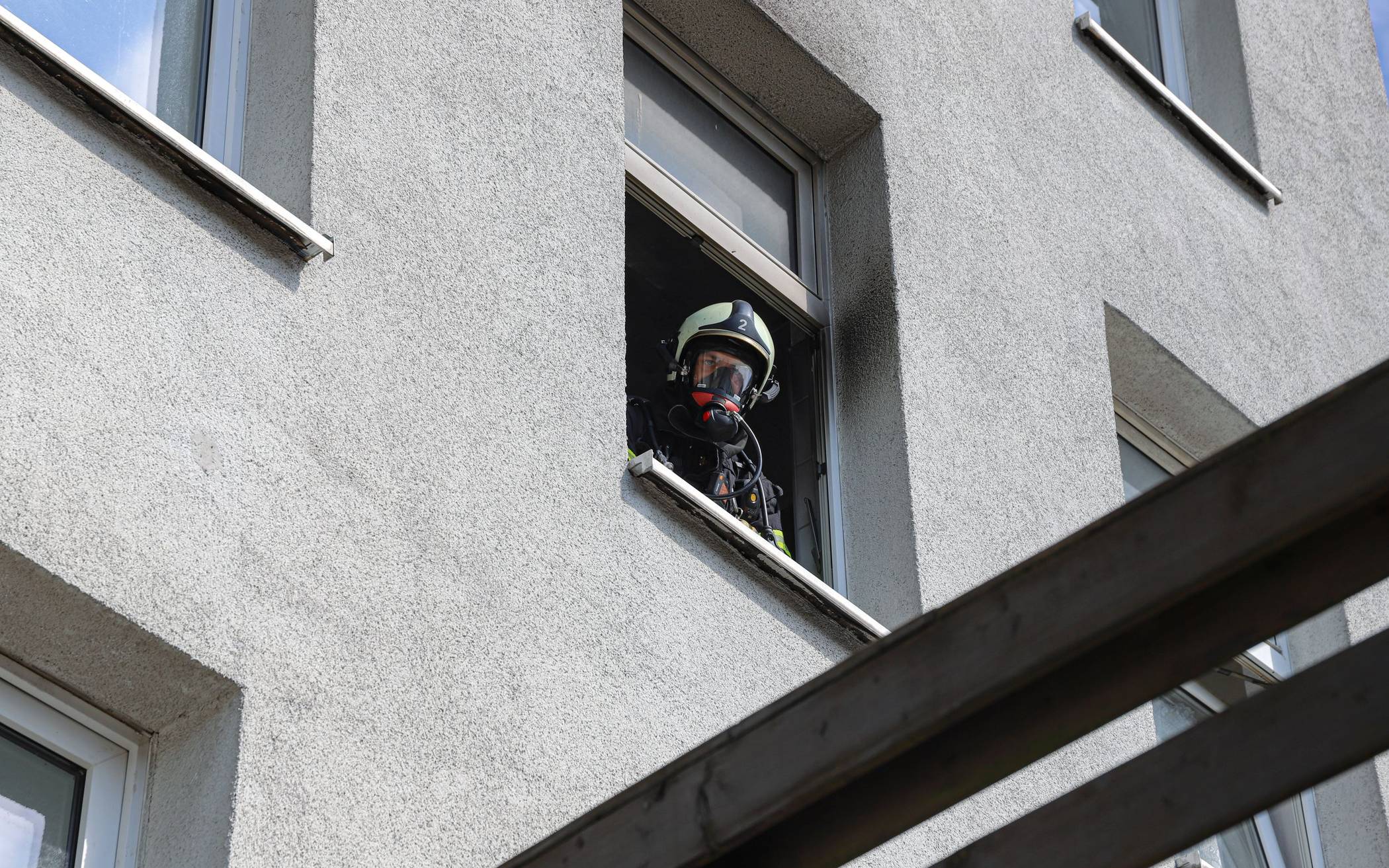 Feuerwehr rettet Person aus brennender Wohnung