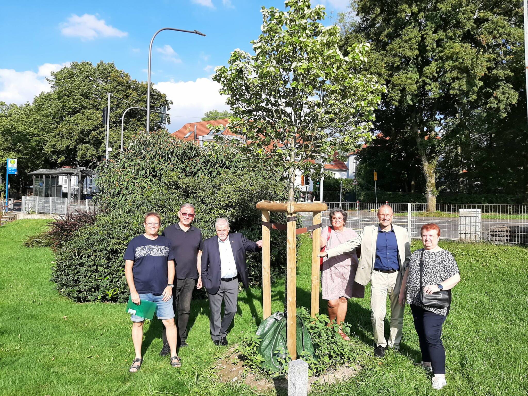  Von li.: Georg Weber (Pressesprecher BV Hochbarmen), Roland Vogel (Erster Vorsitzender BV Hochbarmen), Bezirksbürgermeister Hans-Hermann Lücke, Eleonore Wolf (Geschäftsführerin BV Hochbarmen), Oberbürgermeister Uwe Schneidewind und Cornelia Ankenbrand (Beisitzerin im Vorstand BV Hochbarmen). 