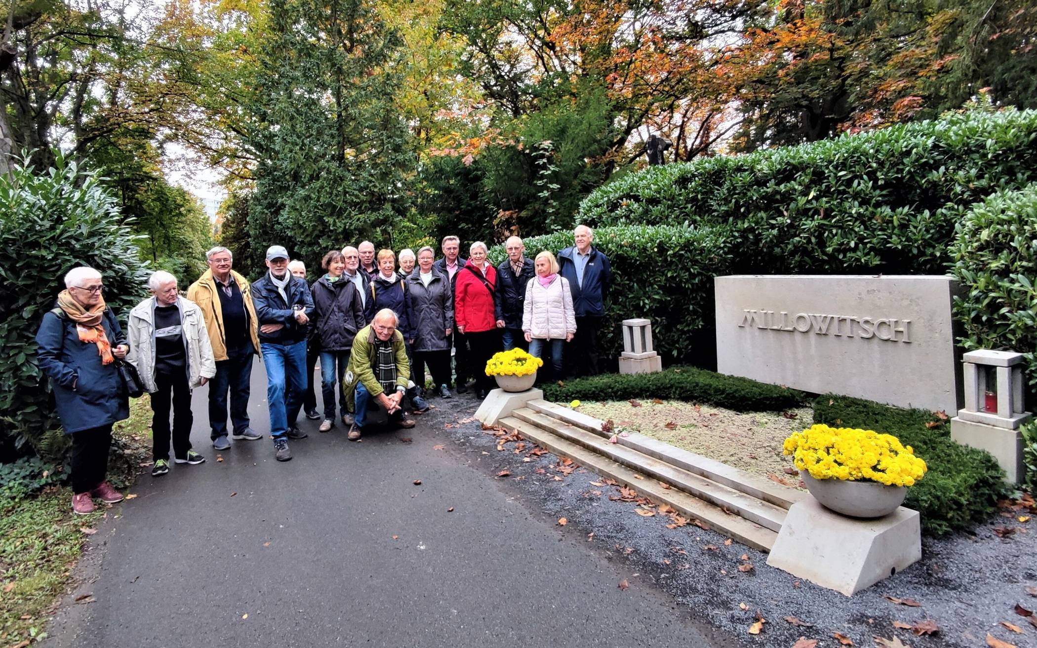  Eines der Highlights der vergangenen Monate: Mitglieder der Spee-Akademie auf dem Kölner Prominentenfriedhof Melaten vor dem Grab von Willy Millowitsch. 
