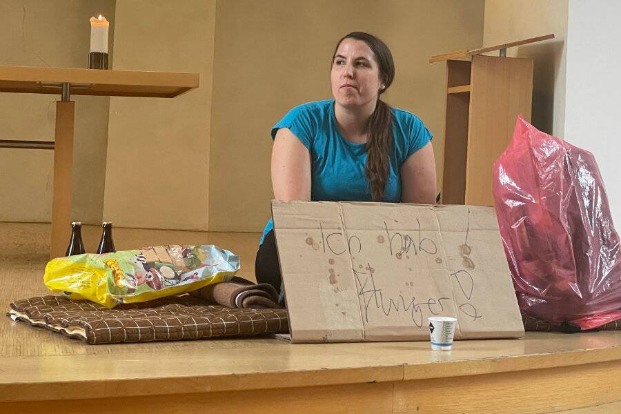  Nachgestellte Szene: Eine „Bettlerin“ während der Diskussion in der CityKirche. 