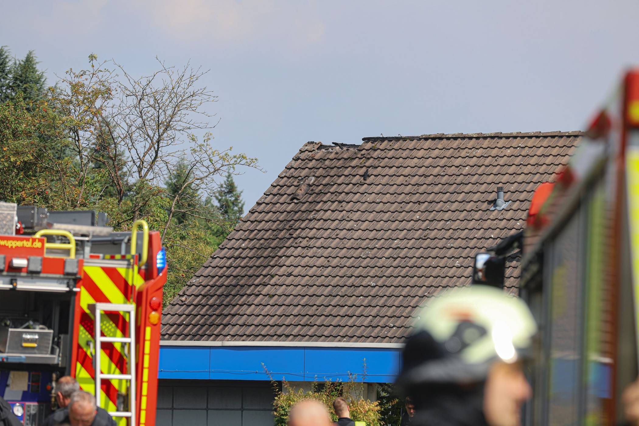 Die Feuerwehr musste das Dach öffnen.