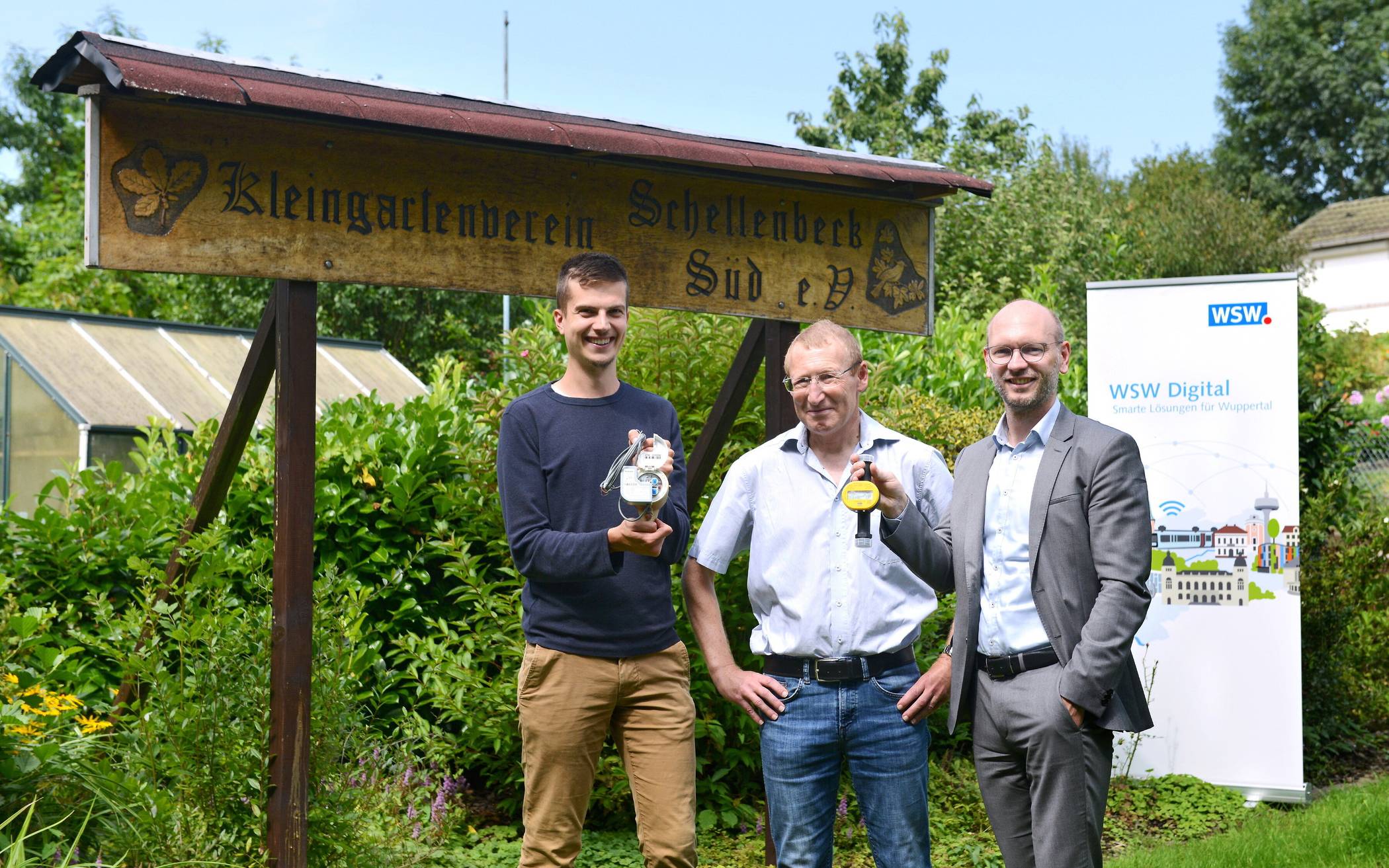 Von li.: Sebastian Dette (WSW Digitale Produkte), Axel Störmer (KGV Schellenbeck Süd) und Andy Völschow (Leiter WSW Digitale Produkte)