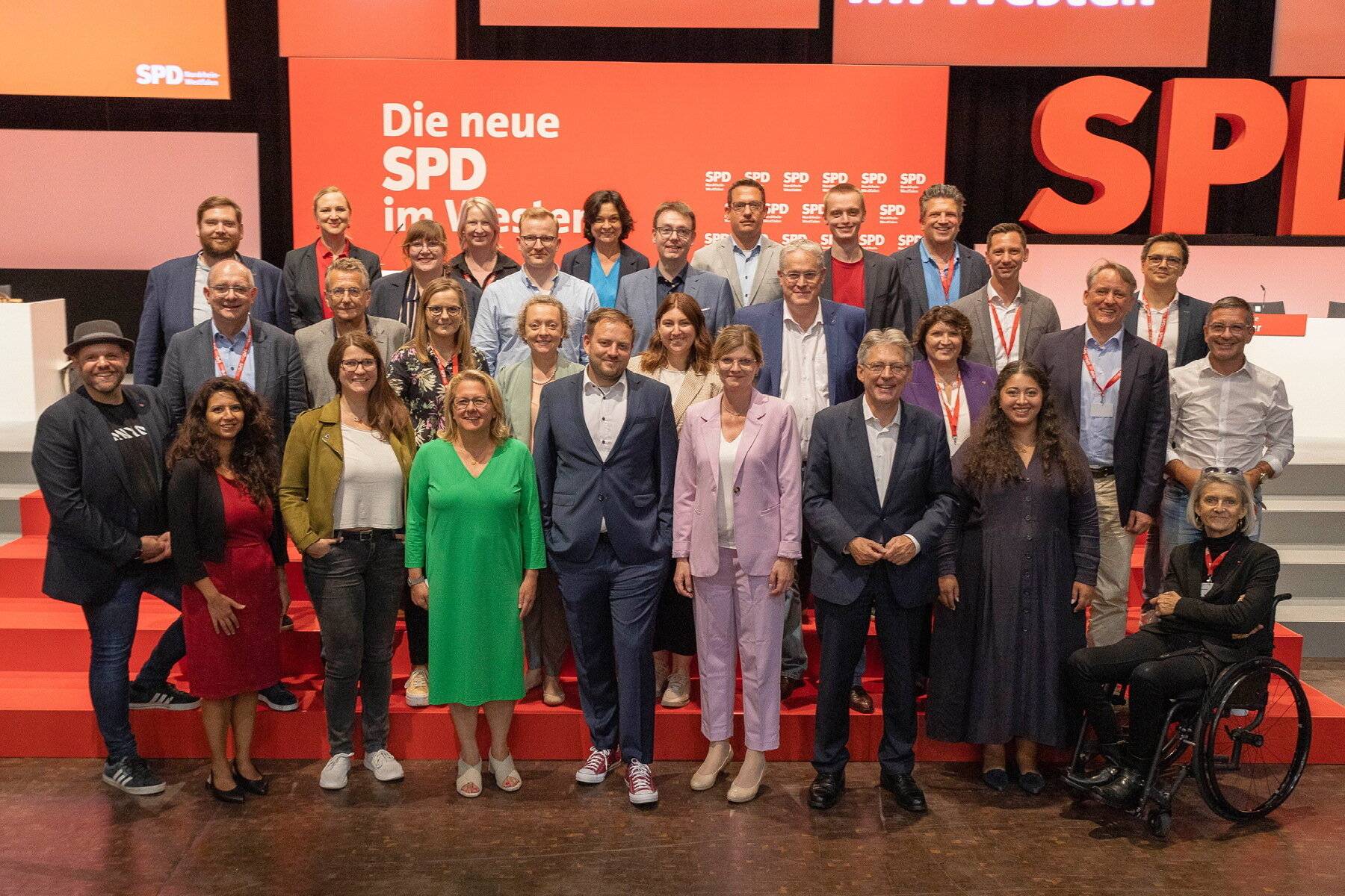 Der neue SPD-Landesvorstand mit Dilek ENgin
