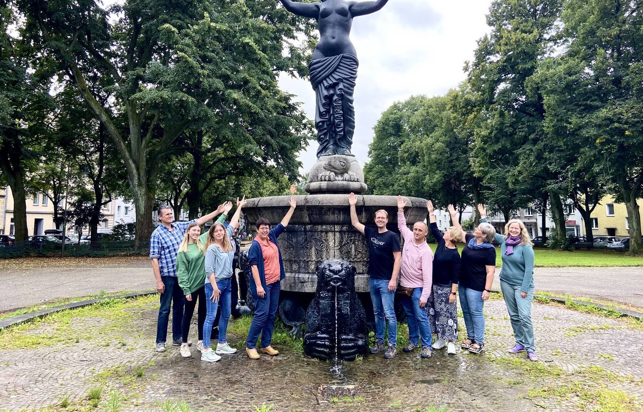  Das Spiel- und Sportfest-Team des Nachbarschaftsheims Wuppertal auf dem Platz der Republik vor der Statue der Gerechtigkeit. 